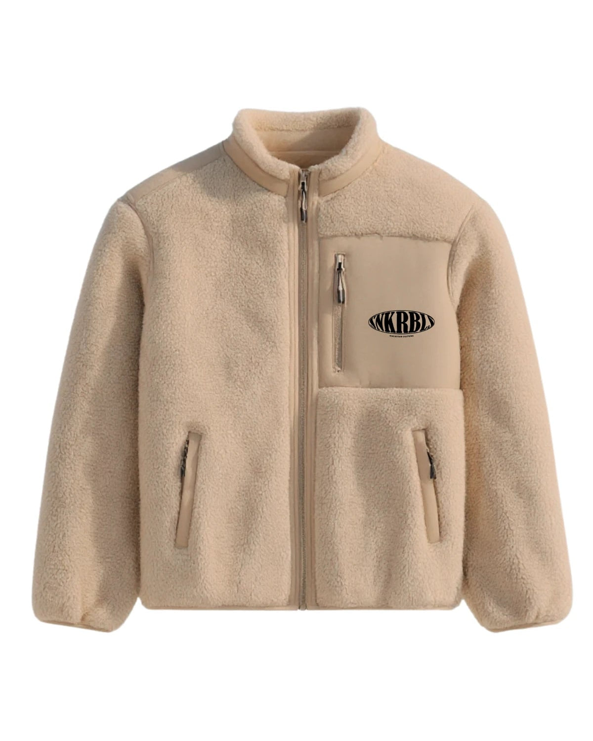 Vorderansicht der The Sunkissed Rebels Fleece Jacket in Sandfarbe mit Brusttasche, Logo und Reißverschlussdetails.