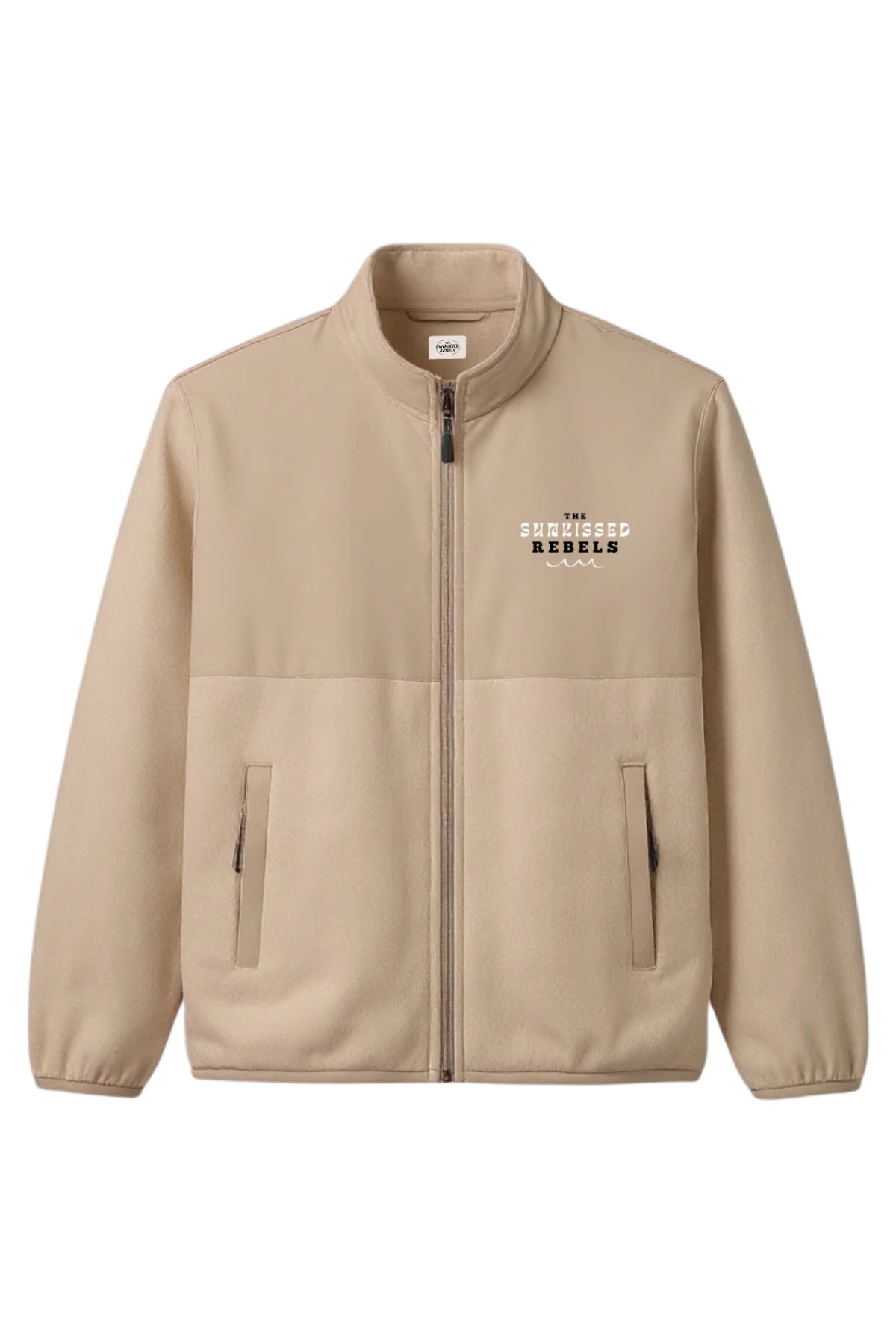 Vorderansicht der sandfarbenen The Sunkissed Rebels Fleece Jacke mit Reißverschluss, seitlichen Taschen und Logo-Print auf der Brust.