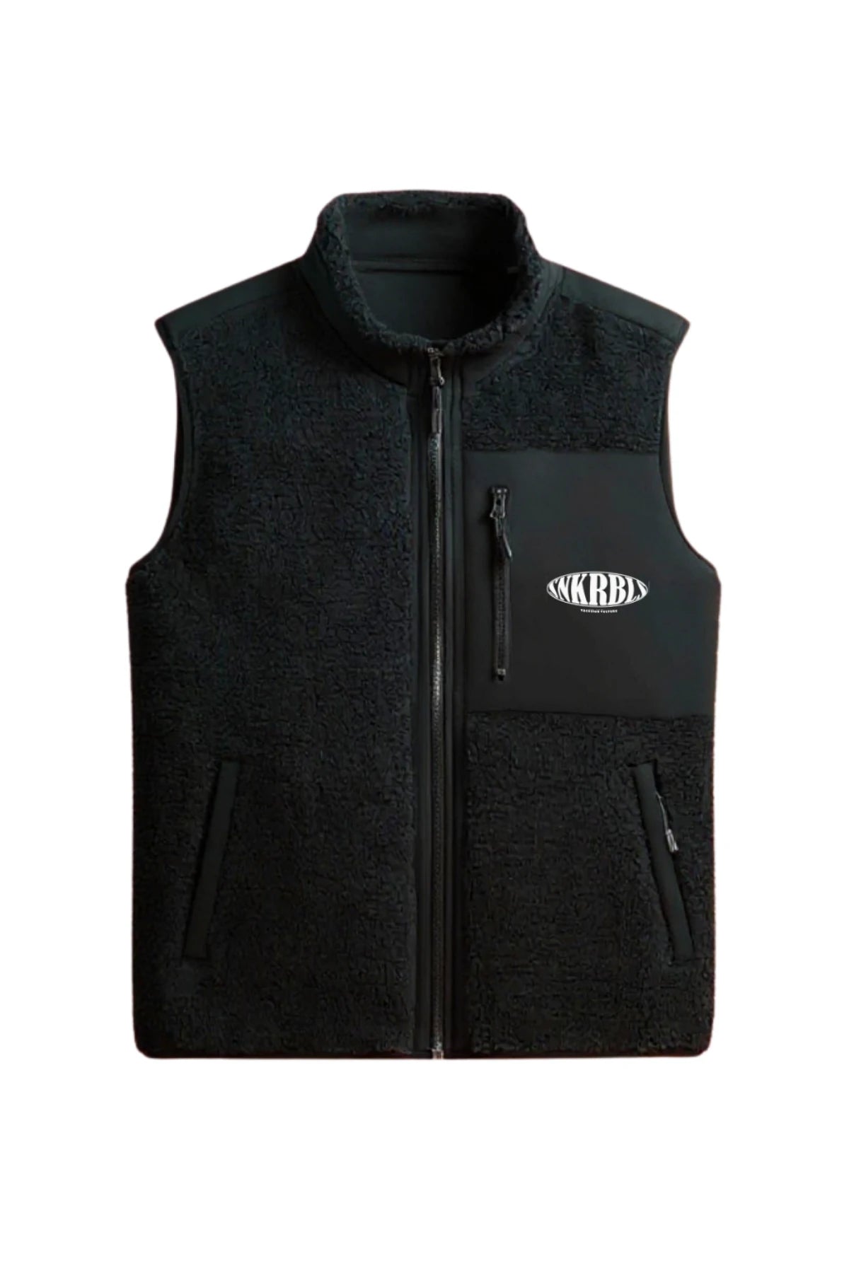 Vorderansicht der schwarzen The Sunkissed Rebels Fleece Weste mit Reißverschluss, Logo auf der Brust und zwei Taschen.