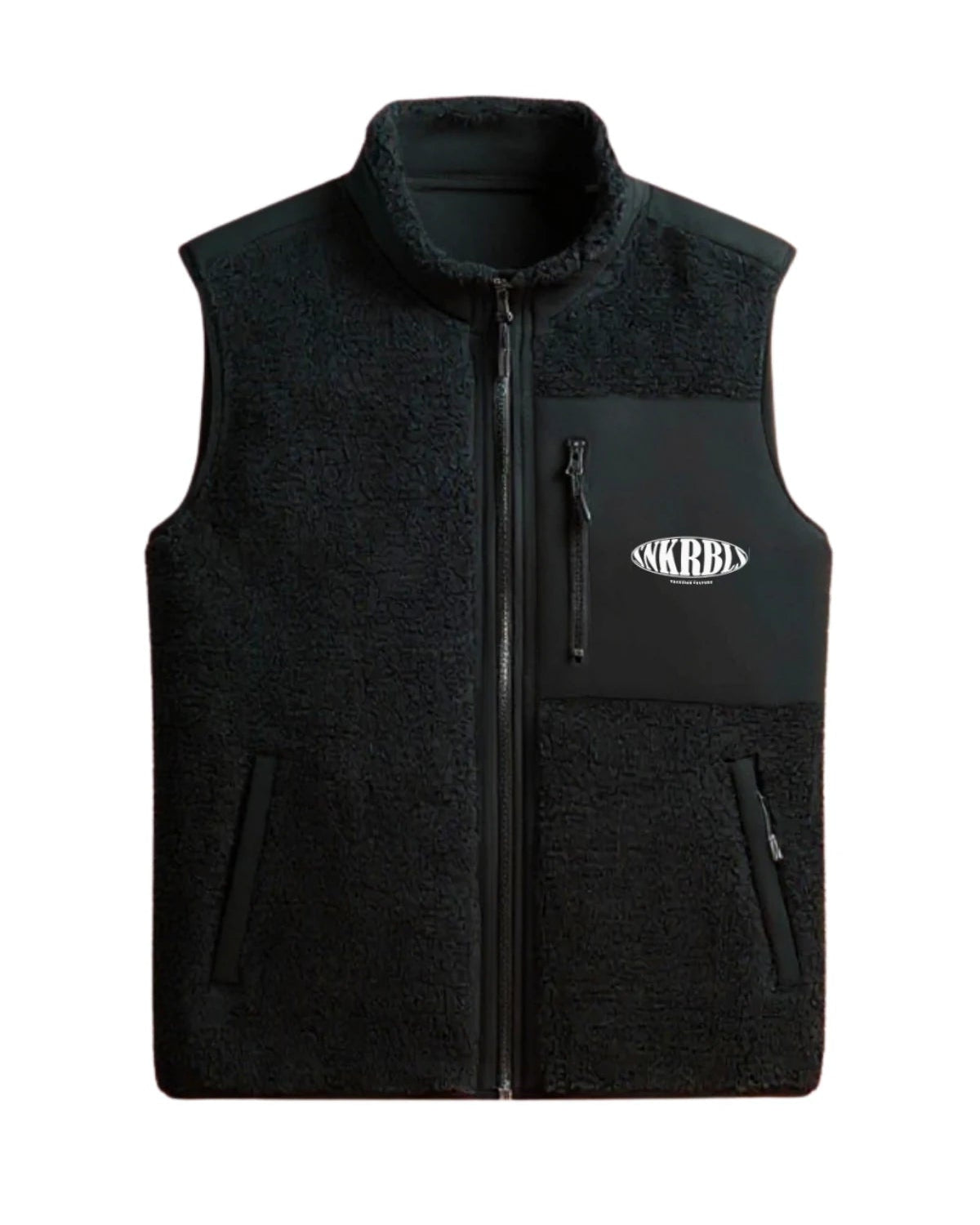 Vorderansicht der schwarzen The Sunkissed Rebels Fleece Weste mit Reißverschluss, Logo auf der Brust und zwei Taschen.