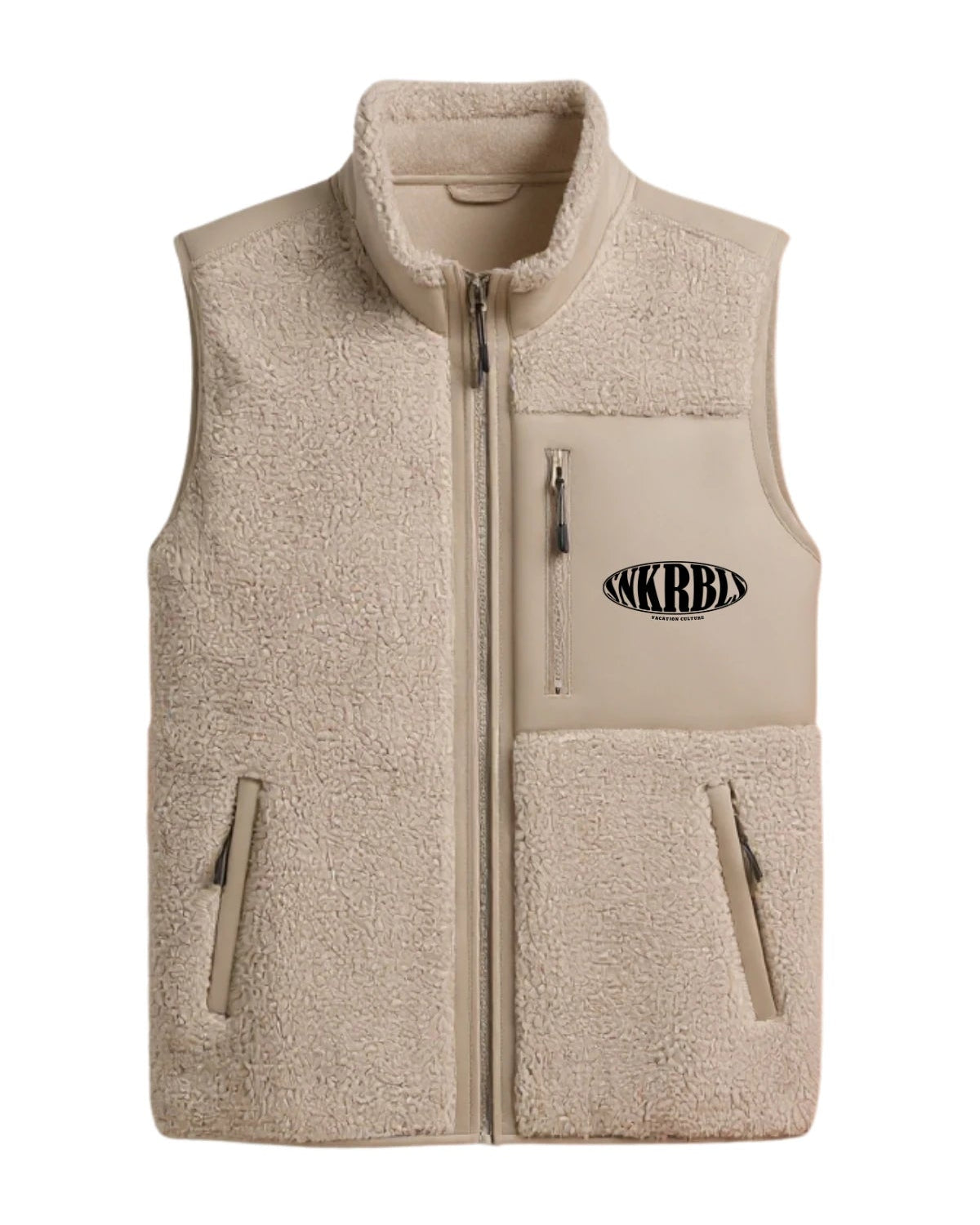 Vorderansicht der sandfarbenen The Sunkissed Rebels Fleece Weste mit Reißverschluss, Logo auf der Brusttasche und seitlichen Eingrifftaschen.