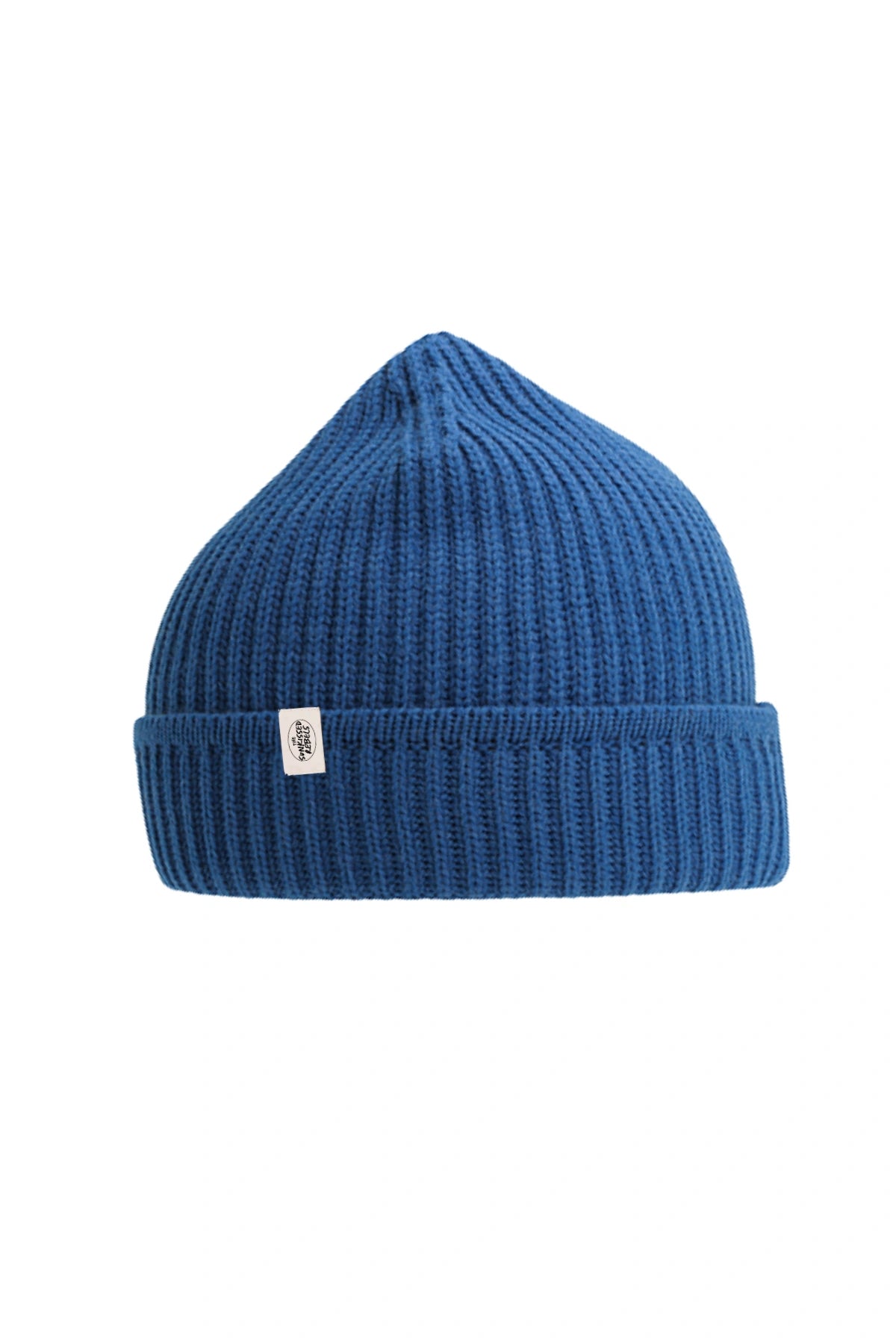 Recycelte Ocean Blue Beanie aus weicher, gerippter Strickstruktur vor weißem Hintergrund
