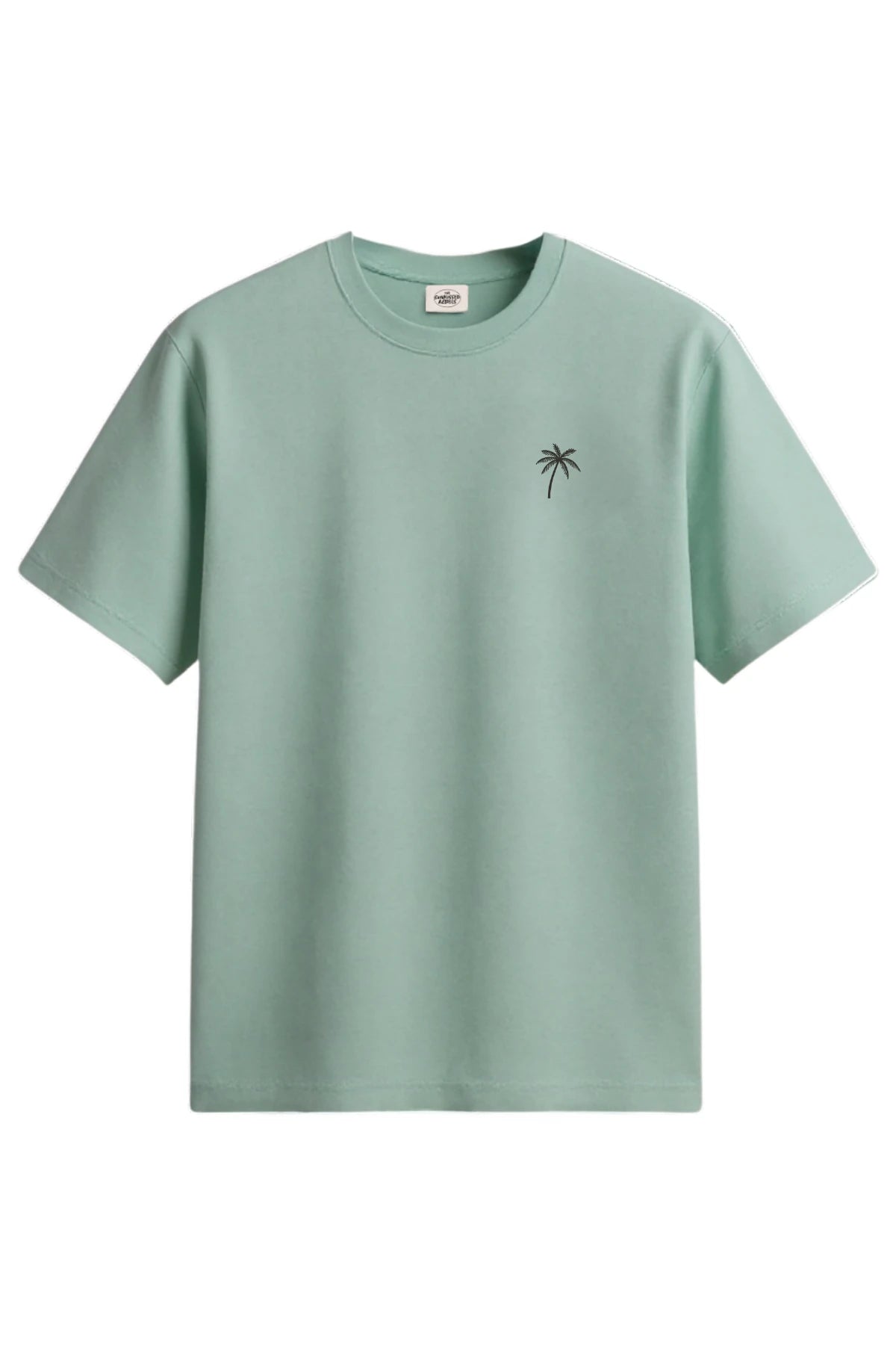 Vorderansicht des aloe farbenden The Sunkissed Rebels Oversized T-Shirts mit kleiner schwarzer Palmenstickerei auf der Brust.