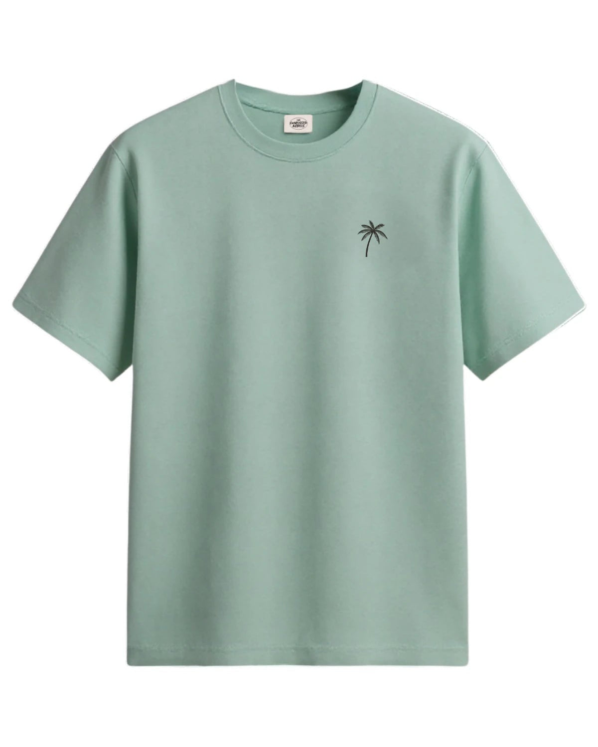Vorderansicht des aloe farbenden The Sunkissed Rebels Oversized T-Shirts mit kleiner schwarzer Palmenstickerei auf der Brust.