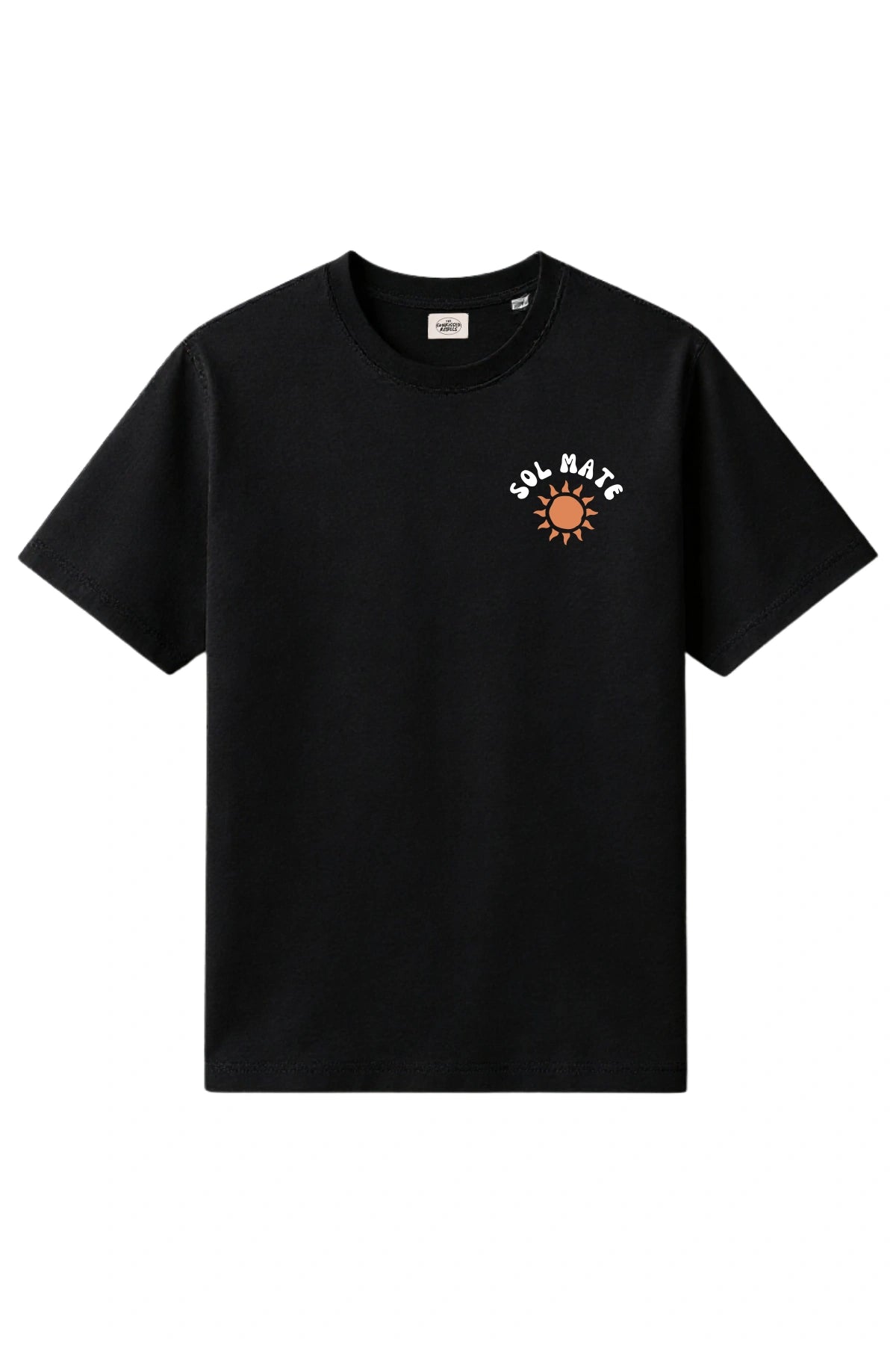 Vorderansicht des schwarzen The Sunkissed Rebels Oversized T-Shirts mit weißem „Sol Mate“-Schriftzug und orangener Sonne auf der Brust.