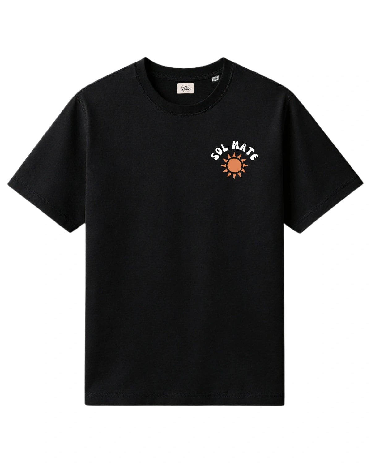 Vorderansicht des schwarzen The Sunkissed Rebels Oversized T-Shirts mit weißem „Sol Mate“-Schriftzug und orangener Sonne auf der Brust.