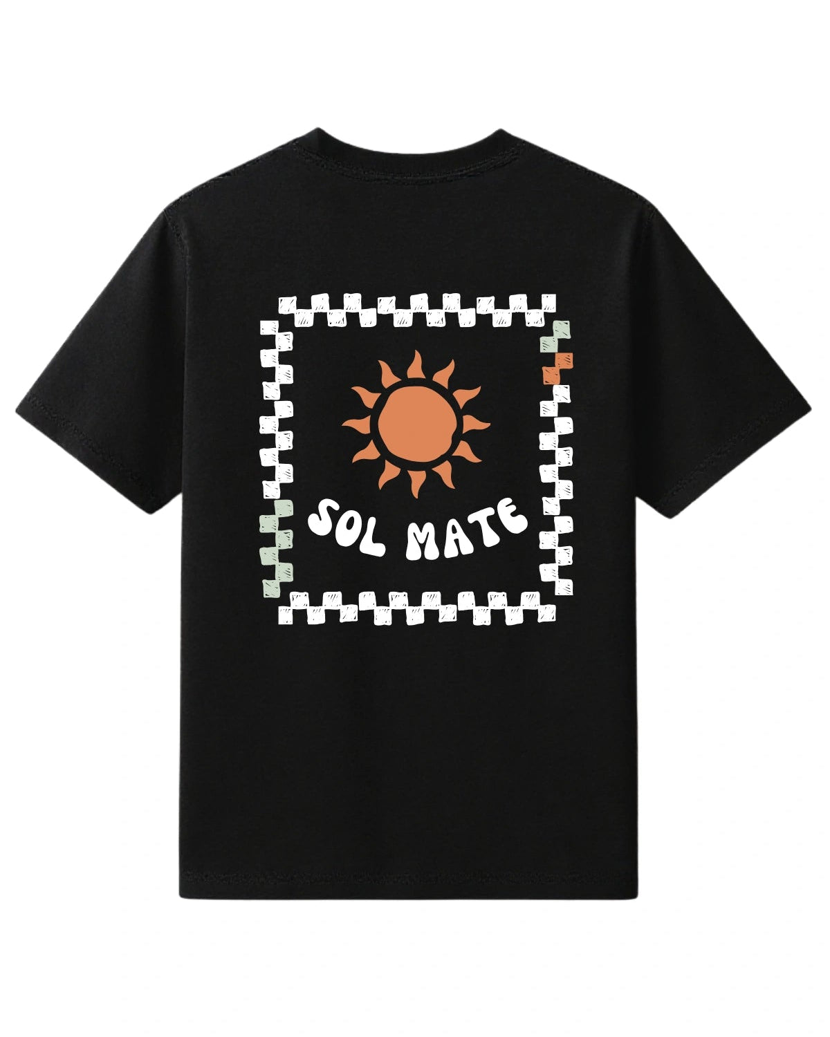 Rückansicht des schwarzen The Sunkissed Rebels Oversized T-Shirts mit großem Sol-Mate-Sonnenprint in weißer und orangener Grafik.