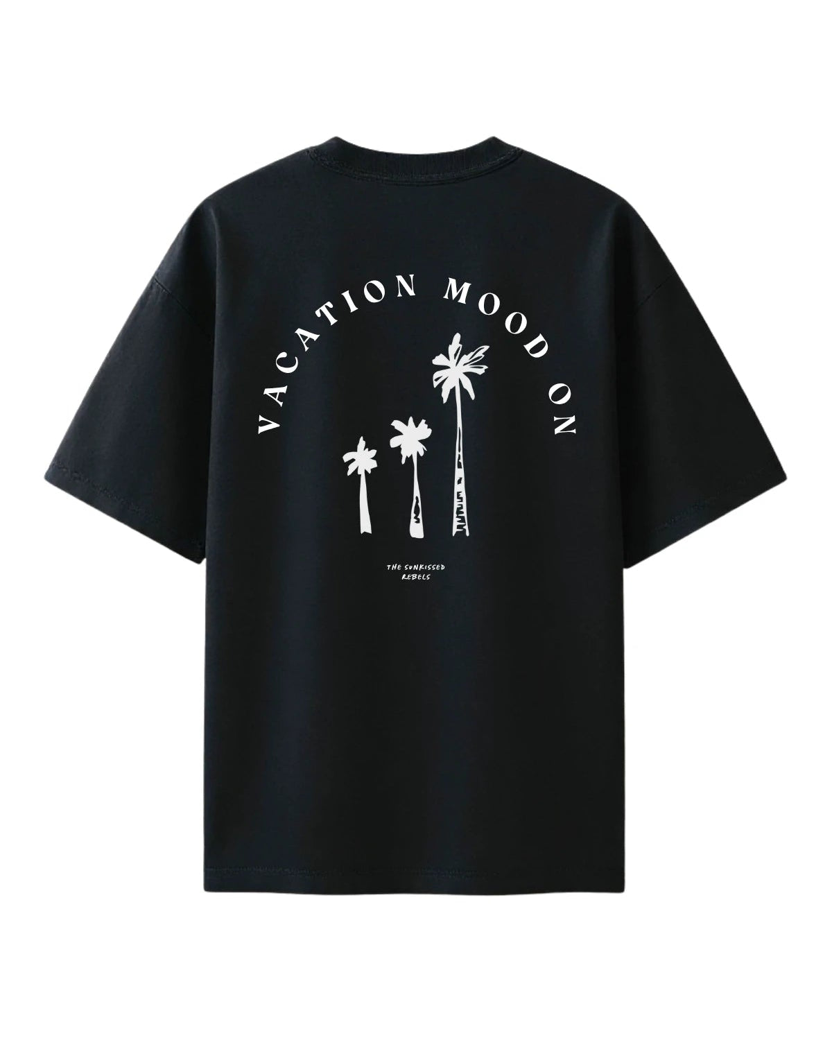 Rückansicht des schwarzen The Sunkissed Rebels Oversized T-Shirts mit weißem Palmenmotiv und dem Schriftzug „Vacation Mood On“.