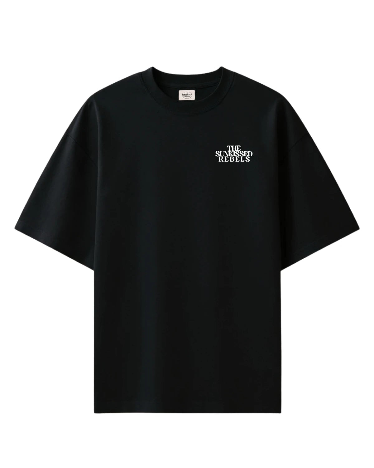 Vorderansicht des schwarzen The Sunkissed Rebels Oversized T-Shirts mit kleinem weißen Logo auf der Brust.