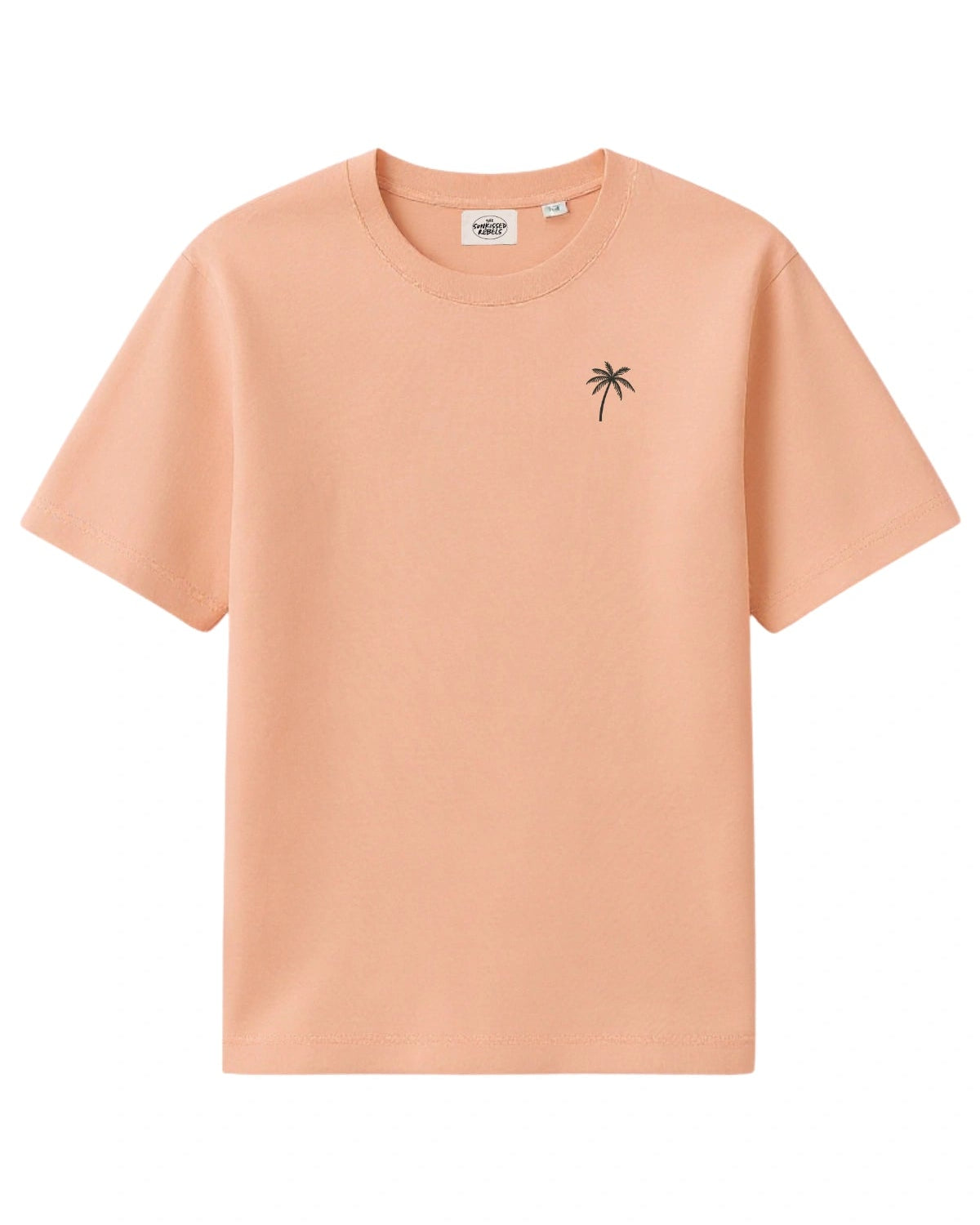 Vorderansicht des korallenfarbenen The Sunkissed Rebels Oversized T-Shirts mit kleiner schwarzer Palmenstickerei auf der Brust.