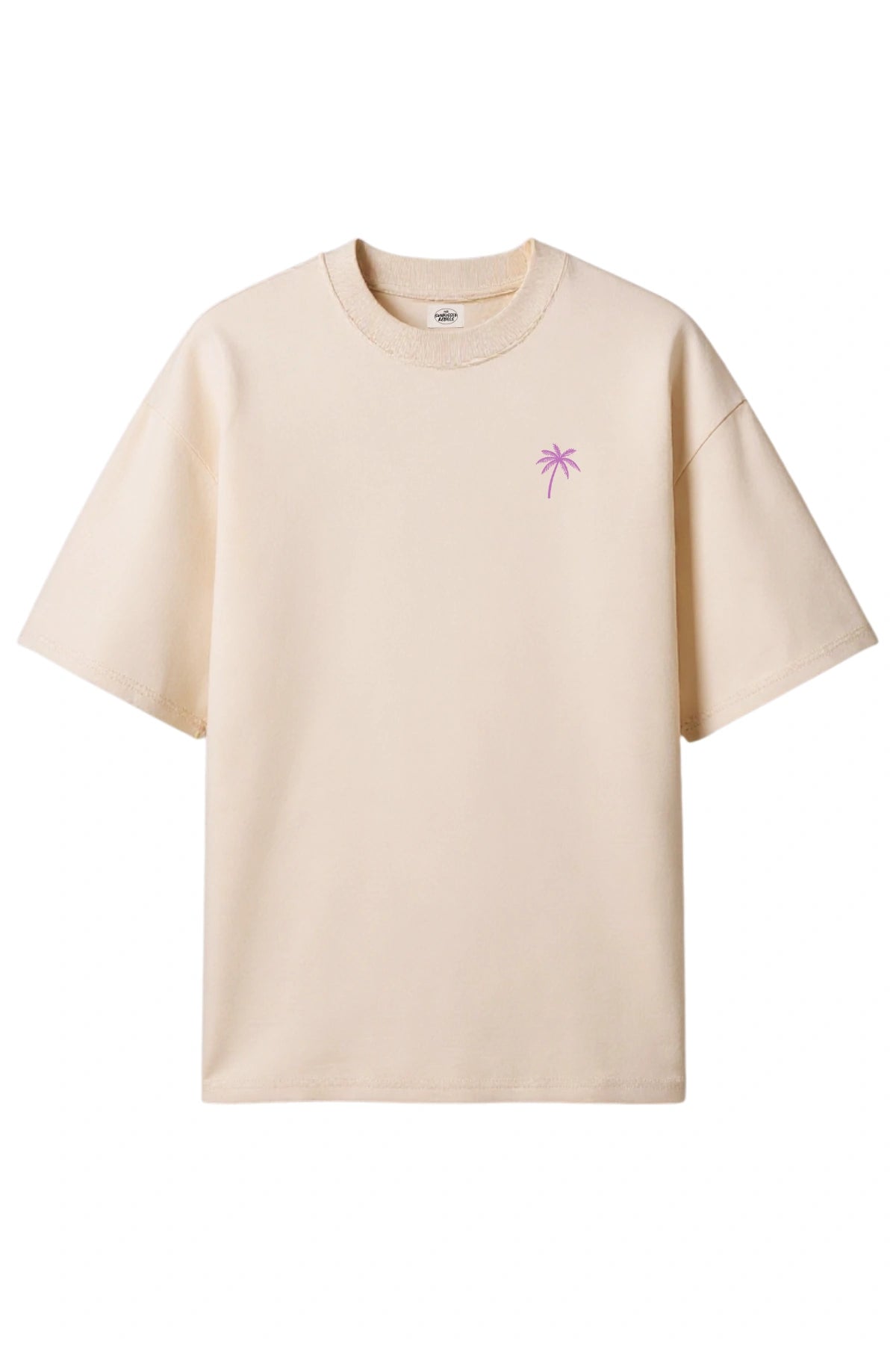 Vorderansicht des naturfarbenen The Sunkissed Rebels Oversized T-Shirts mit rosa Palmenstickerei auf der Brust.