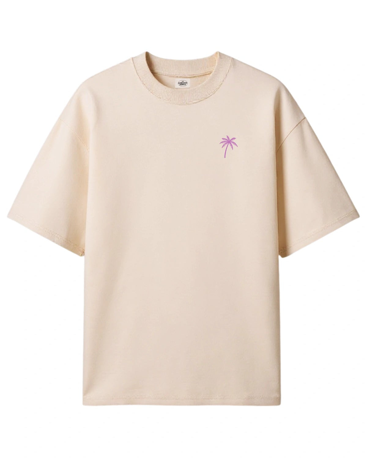 Vorderansicht des naturfarbenen The Sunkissed Rebels Oversized T-Shirts mit rosa Palmenstickerei auf der Brust.