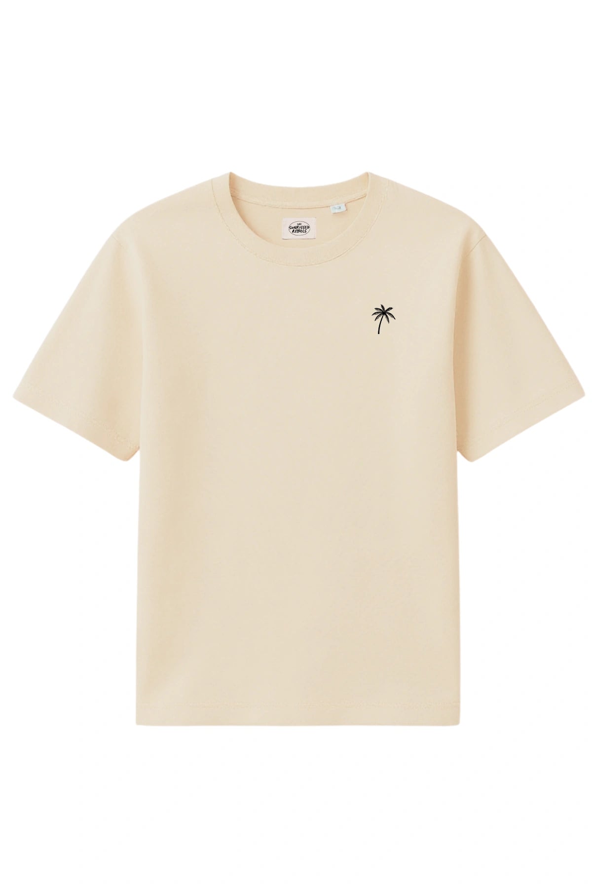 Vorderansicht des naturfarbenen The Sunkissed Rebels Oversized T-Shirts mit kleiner schwarzer Palmenstickerei auf der Brust.