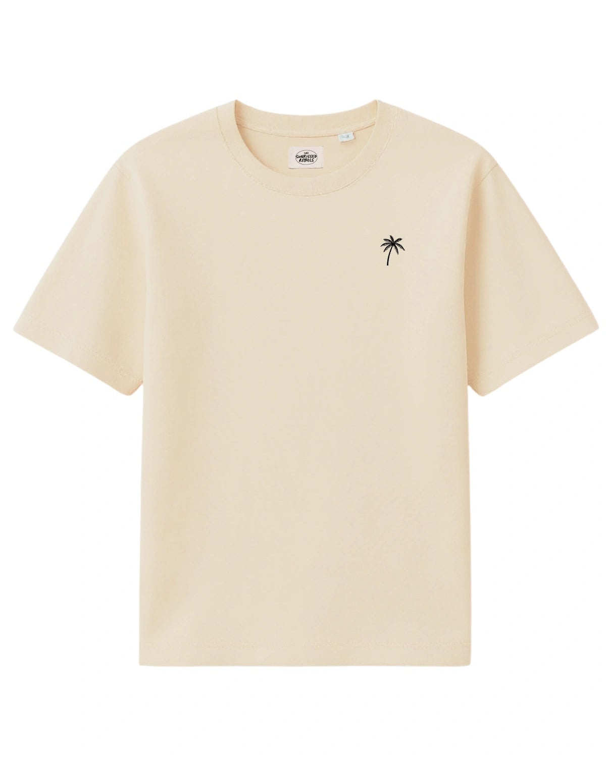 Vorderansicht des naturfarbenen The Sunkissed Rebels Oversized T-Shirts mit kleiner schwarzer Palmenstickerei auf der Brust.