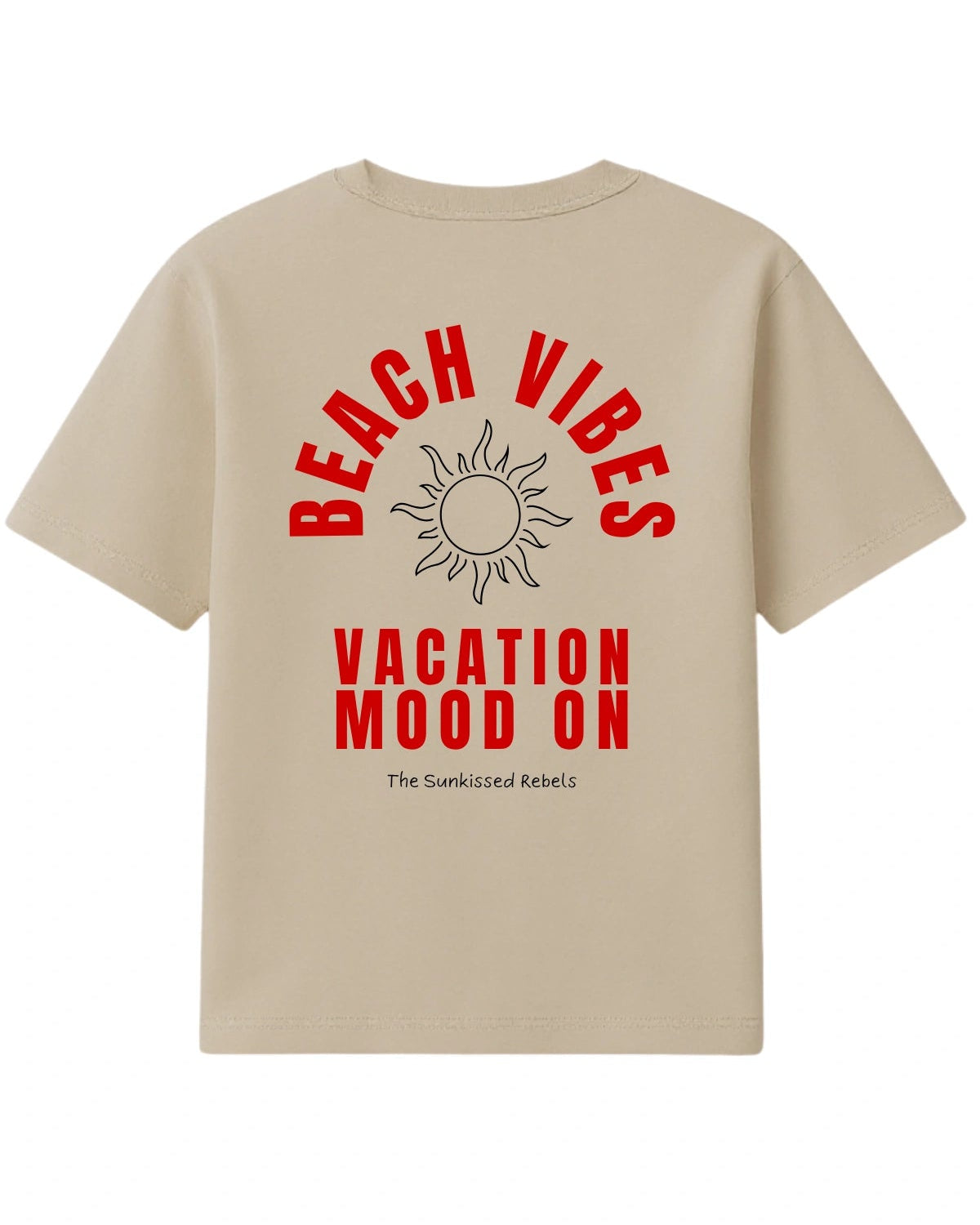 Rückansicht des sandfarbenen The Sunkissed Rebels Oversized T-Shirts mit großem rotem „Beach Vibes Vacation Mood On“-Print und Sonne.
