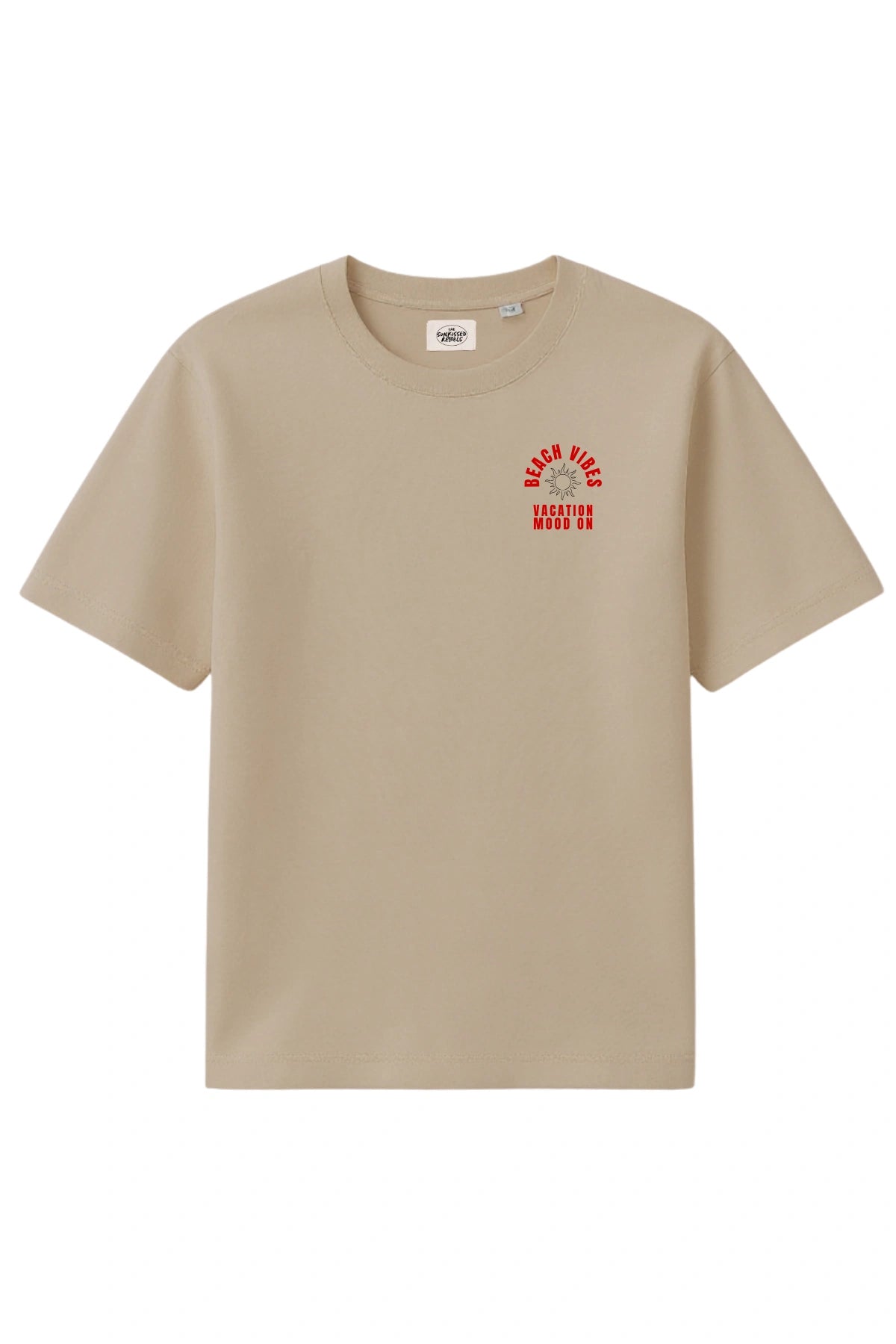 Vorderansicht des sandfarbenen The Sunkissed Rebels Oversized T-Shirts mit rotem „Beach Vibes Vacation Mood On“-Print auf der Brust.