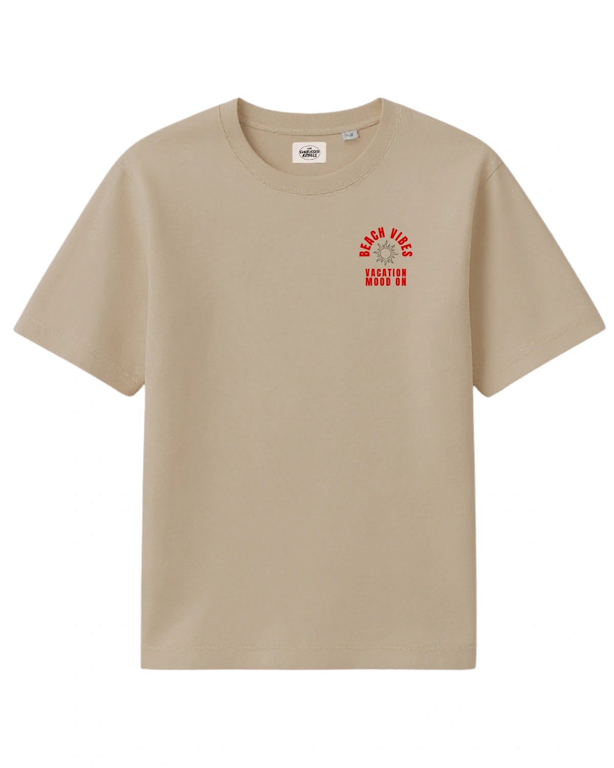 Vorderansicht des sandfarbenen The Sunkissed Rebels Oversized T-Shirts mit rotem „Beach Vibes Vacation Mood On“-Print auf der Brust.