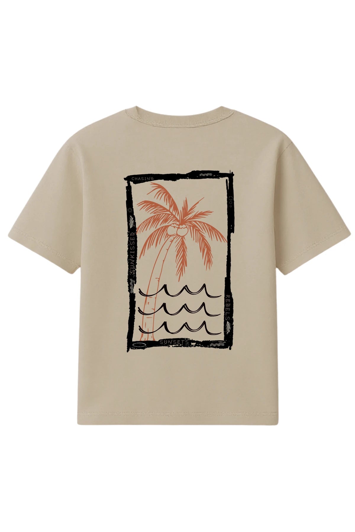 Rückansicht des sandfarbenen The Sunkissed Rebels Oversized T-Shirts mit großem Palmen-Print und dem Schriftzug „Chasing Sunsets“.
