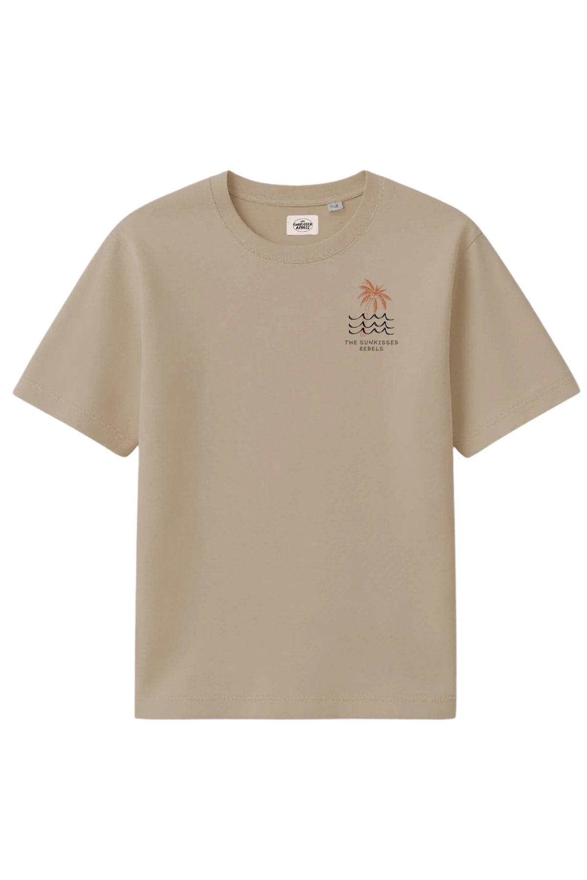 Vorderansicht des sandfarbenen The Sunkissed Rebels Oversized T-Shirts mit kleiner Palmen- und Wellen-Grafik auf der Brust.