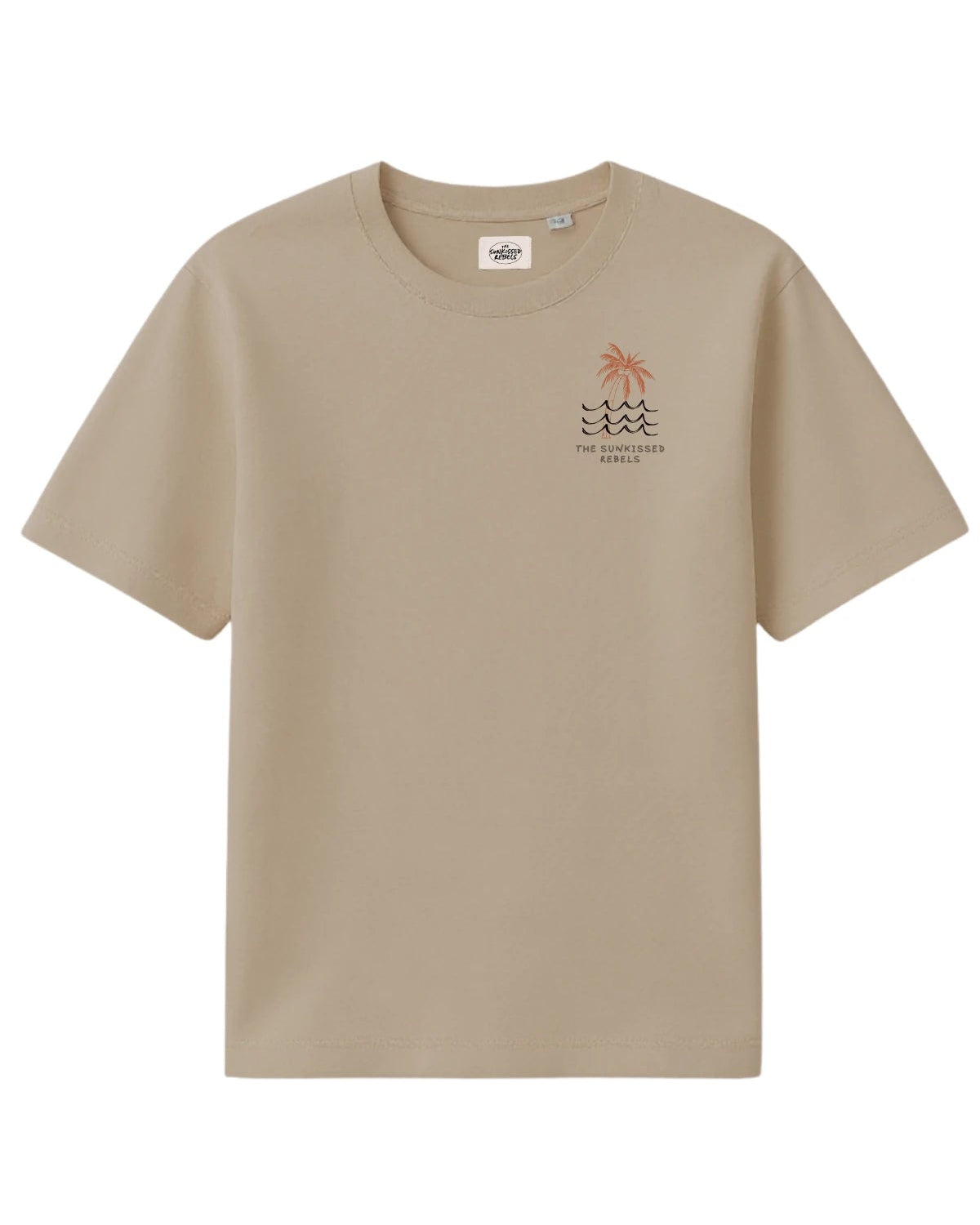 Vorderansicht des sandfarbenen The Sunkissed Rebels Oversized T-Shirts mit kleiner Palmen- und Wellen-Grafik auf der Brust.
