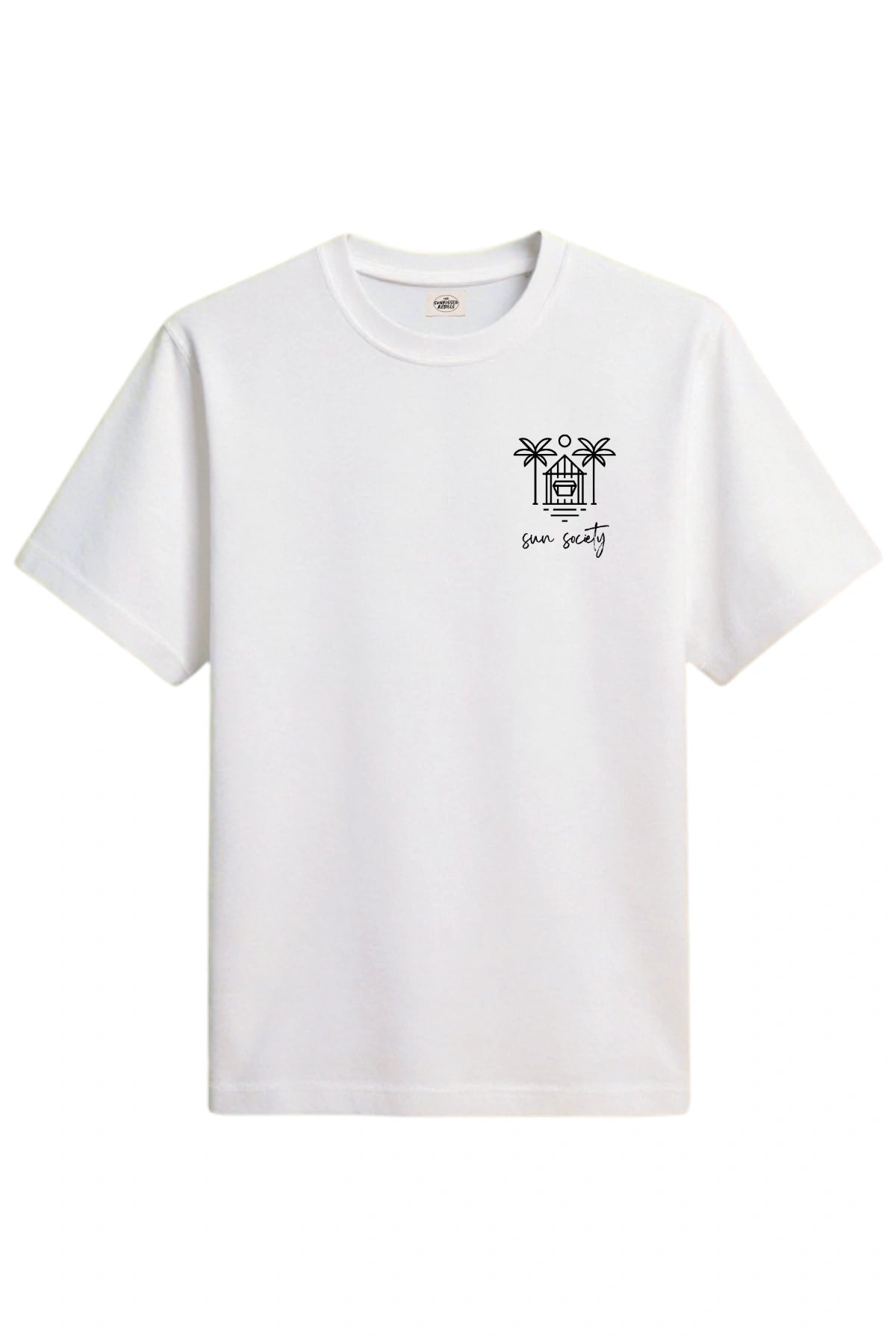 Vorderansicht des weißen The Sunkissed Rebels Oversized T-Shirts mit schwarzem „Sun Society“-Print und Palmen auf der Brust.