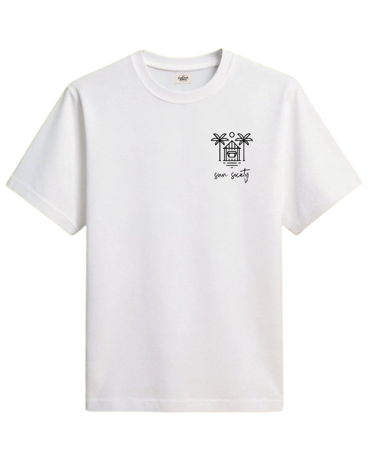 Vorderansicht des weißen The Sunkissed Rebels Oversized T-Shirts mit schwarzem „Sun Society“-Print und Palmen auf der Brust.