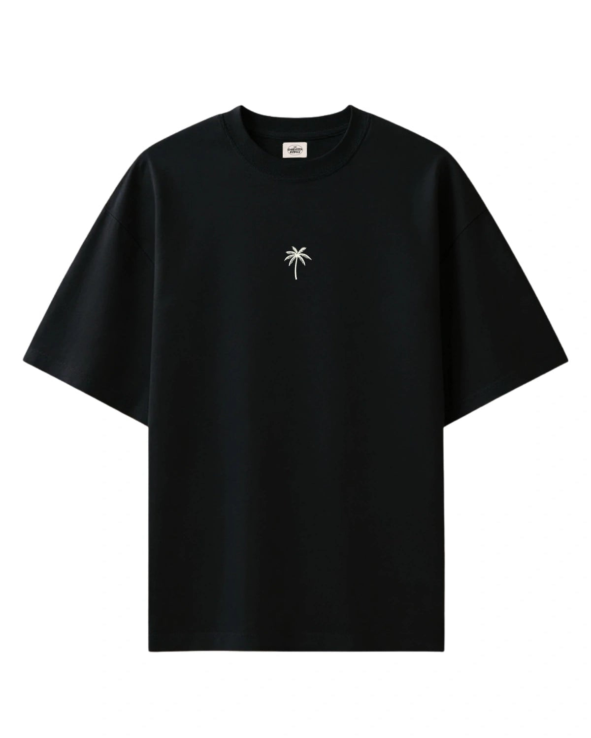 Vorderansicht des schwarzen The Sunkissed Rebels T-Shirts mit kleiner weißer Palmenstickerei auf der Brust.