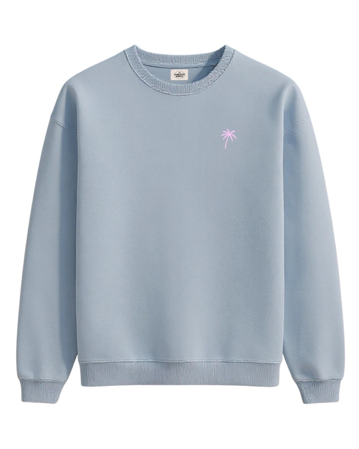 Vorderansicht des himmelblauen The Sunkissed Rebels Sweaters mit kleiner rosa Palmenstickerei auf der Brust.