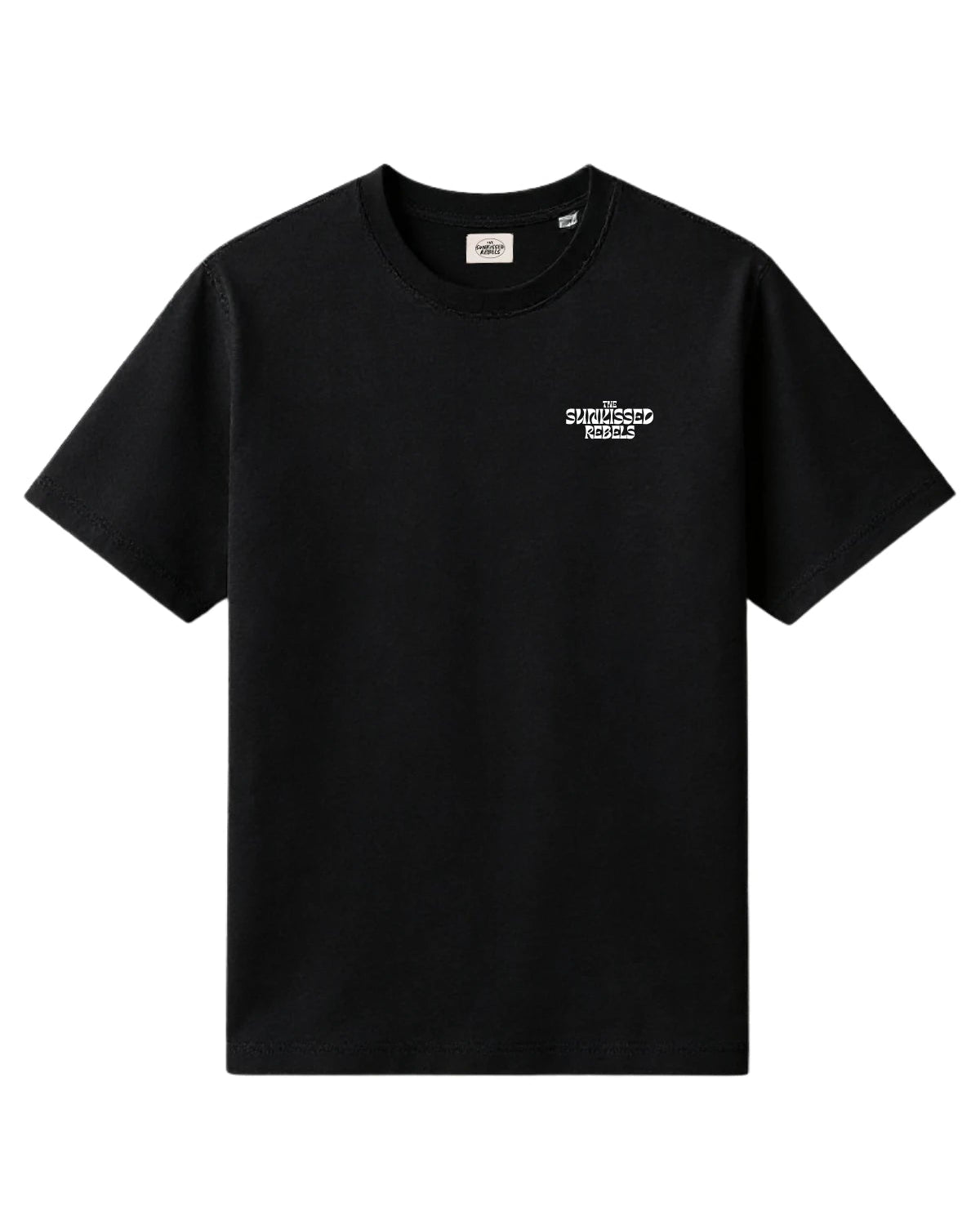 Vorderansicht des schwarzen The Sunkissed Rebels T-Shirts mit weißem Logo-Aufdruck auf der Brust.