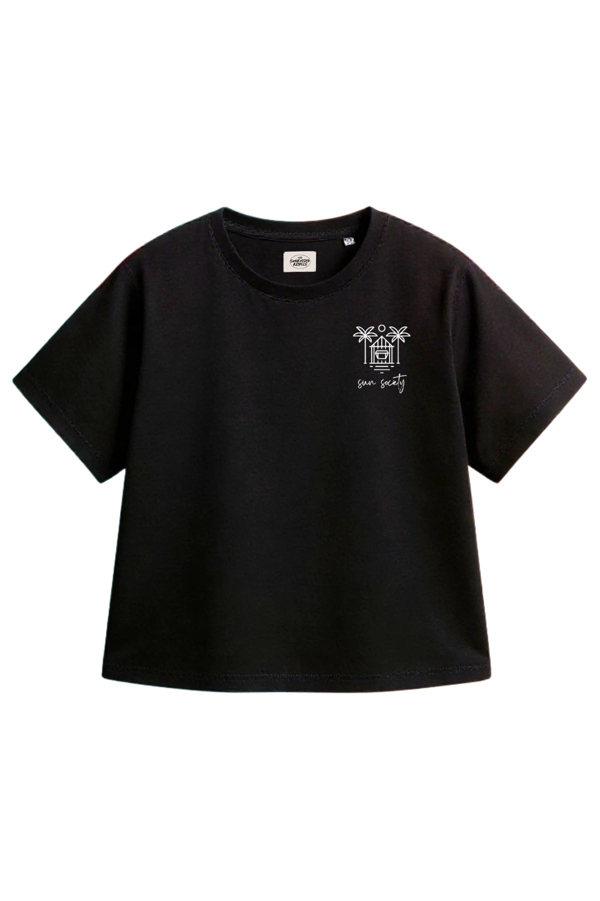 Vorderansicht des schwarzen The Sunkissed Rebels T-Shirts mit kleinem weißen „Sun Society“-Logo auf der Brust.