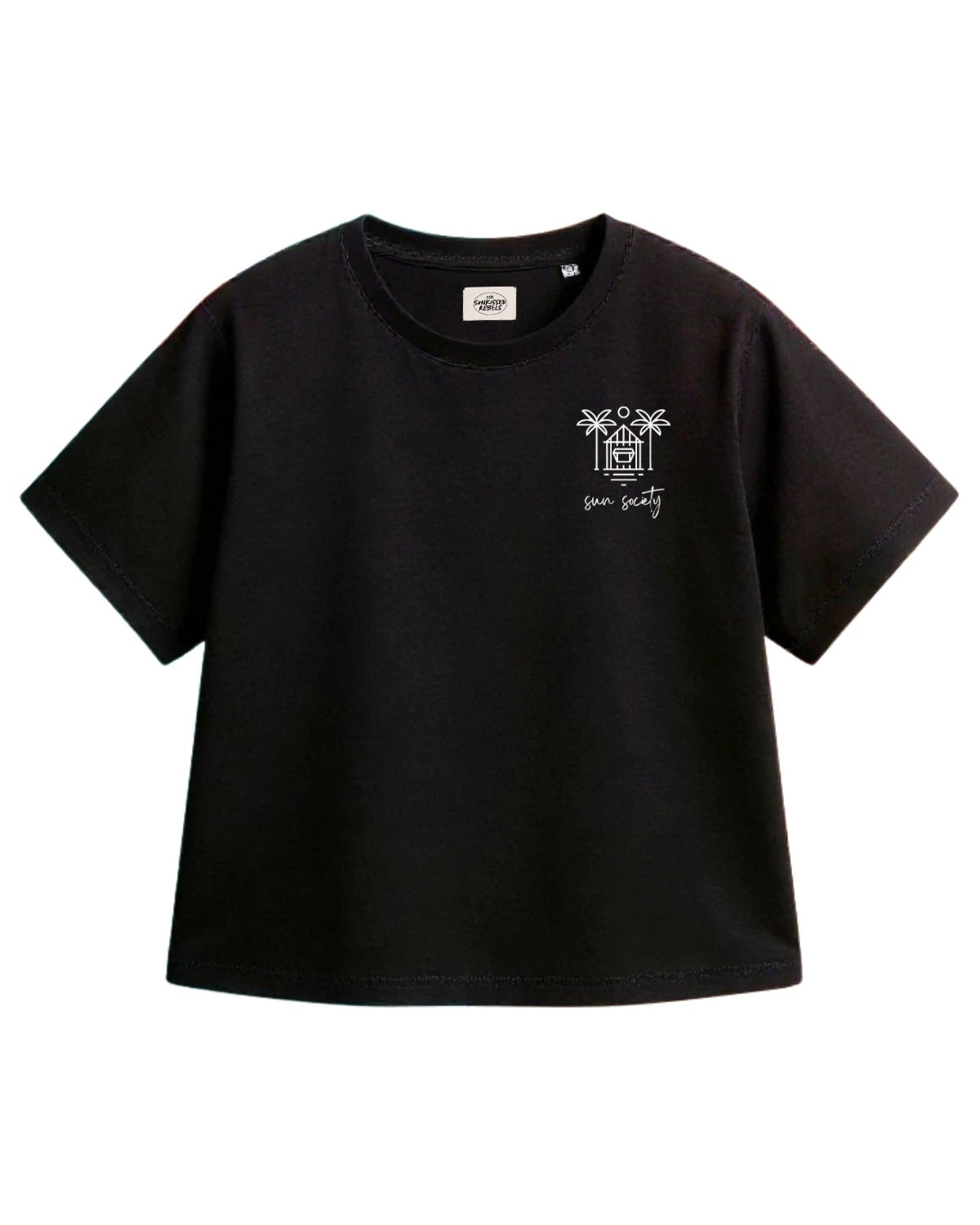 Vorderansicht des schwarzen The Sunkissed Rebels T-Shirts mit kleinem weißen „Sun Society“-Logo auf der Brust.