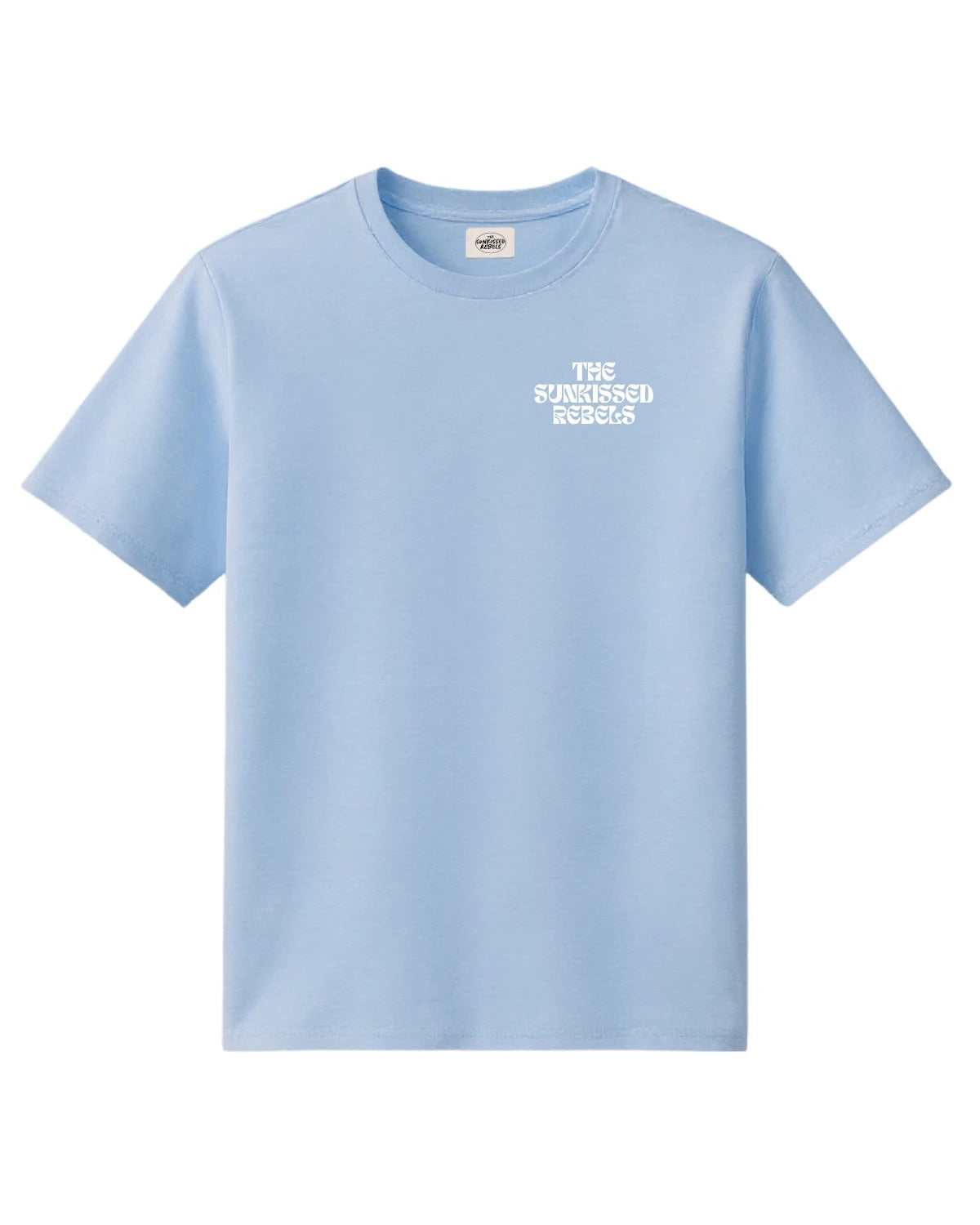Vorderansicht des hellblauen The Sunkissed Rebels T-Shirts mit weißem „The Sunkissed Rebels“-Logo auf der Brust.