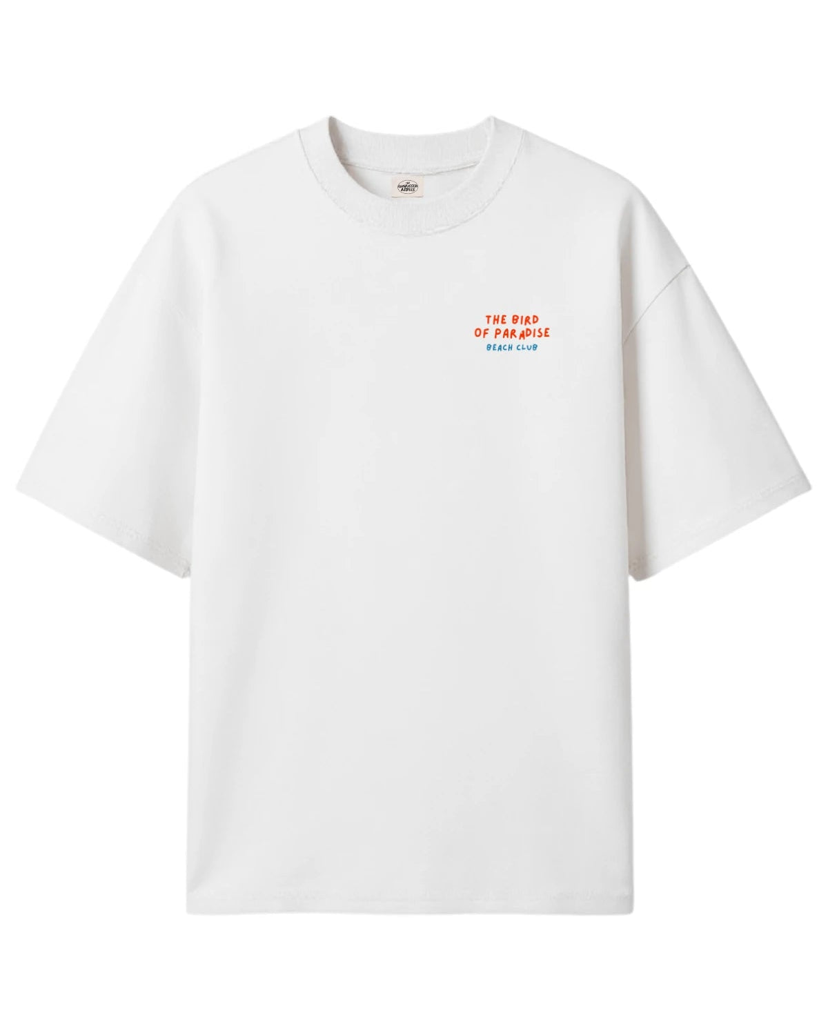 Vorderansicht des weißen The Sunkissed Rebels T-Shirts mit rotem und blauem „Bird of Paradise Beach Club“-Schriftzug auf der Brust.