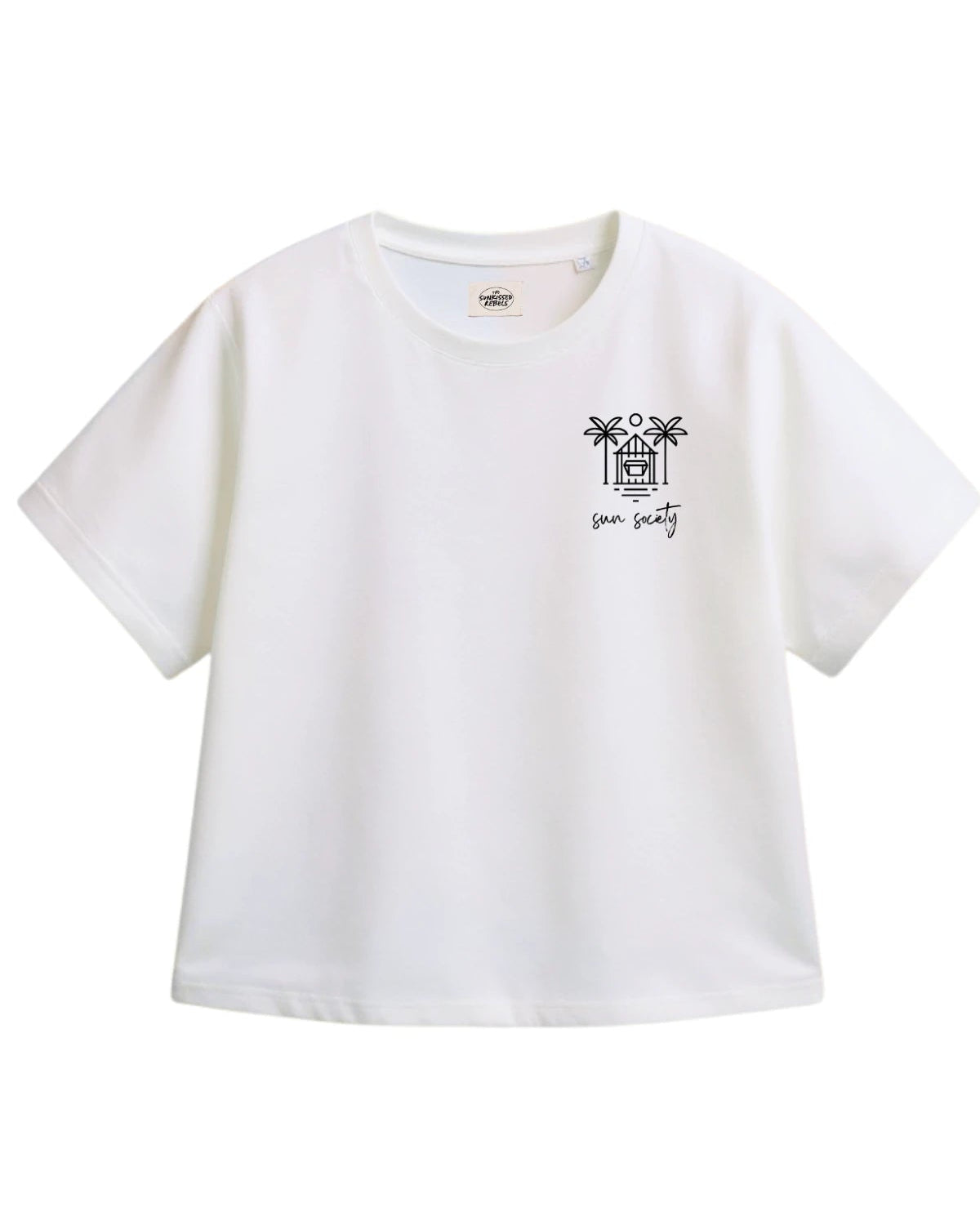Vorderansicht des weißen The Sunkissed Rebels T-Shirts mit kleinem „Sun Society“-Logo und Palmenmotiv auf der Brust.