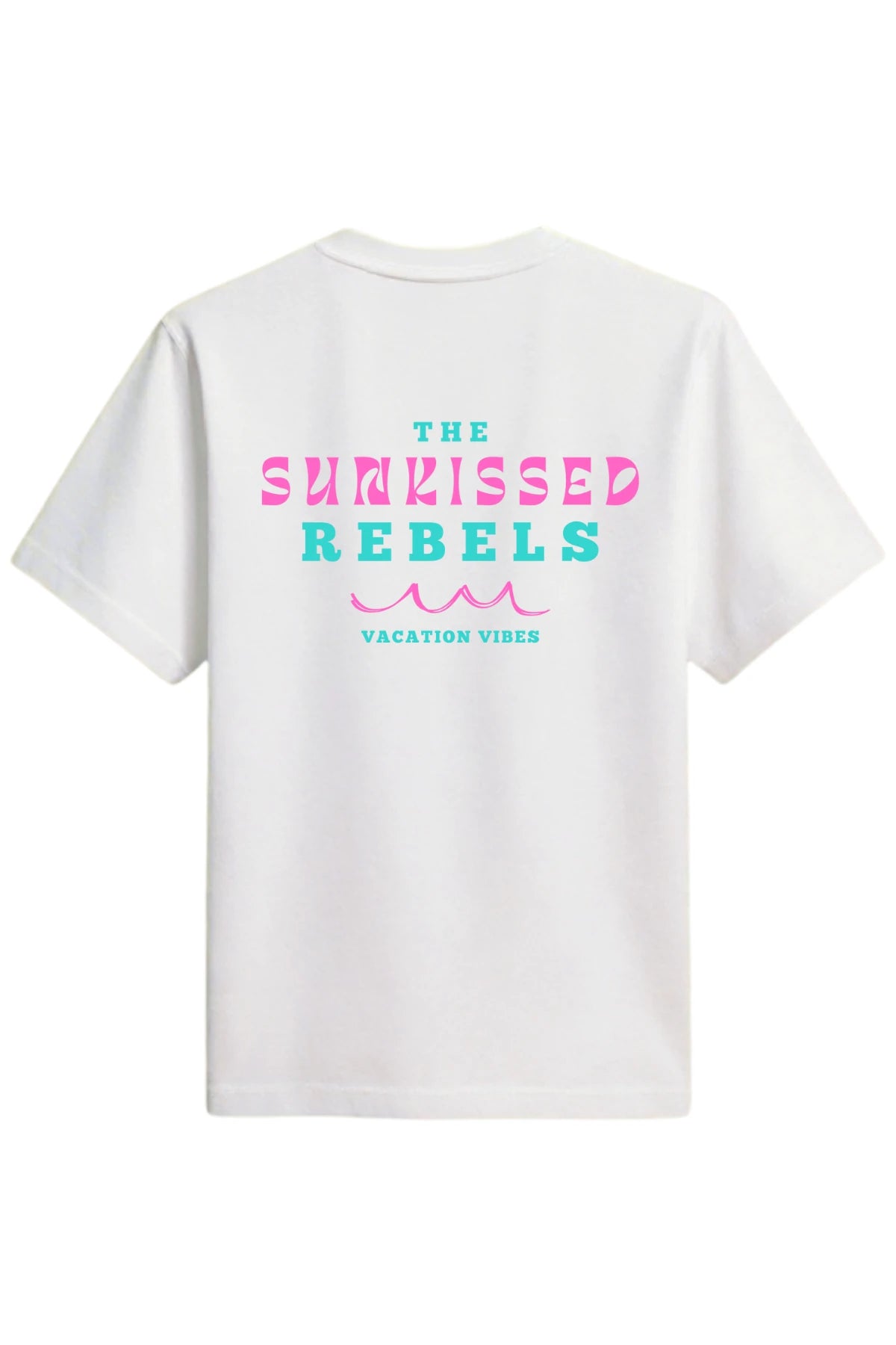 Rückansicht des weißen The Sunkissed Rebels T-Shirts mit großem türkis-rosa Schriftzug „Vacation Vibes“ und Wellenmotiv.