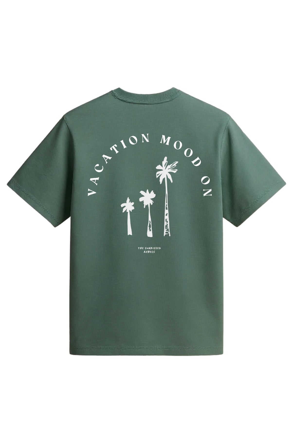 Rückansicht des grünen The Sunkissed Rebels T-Shirts mit weißem Palmenprint und dem Schriftzug „Vacation Mood On“.
