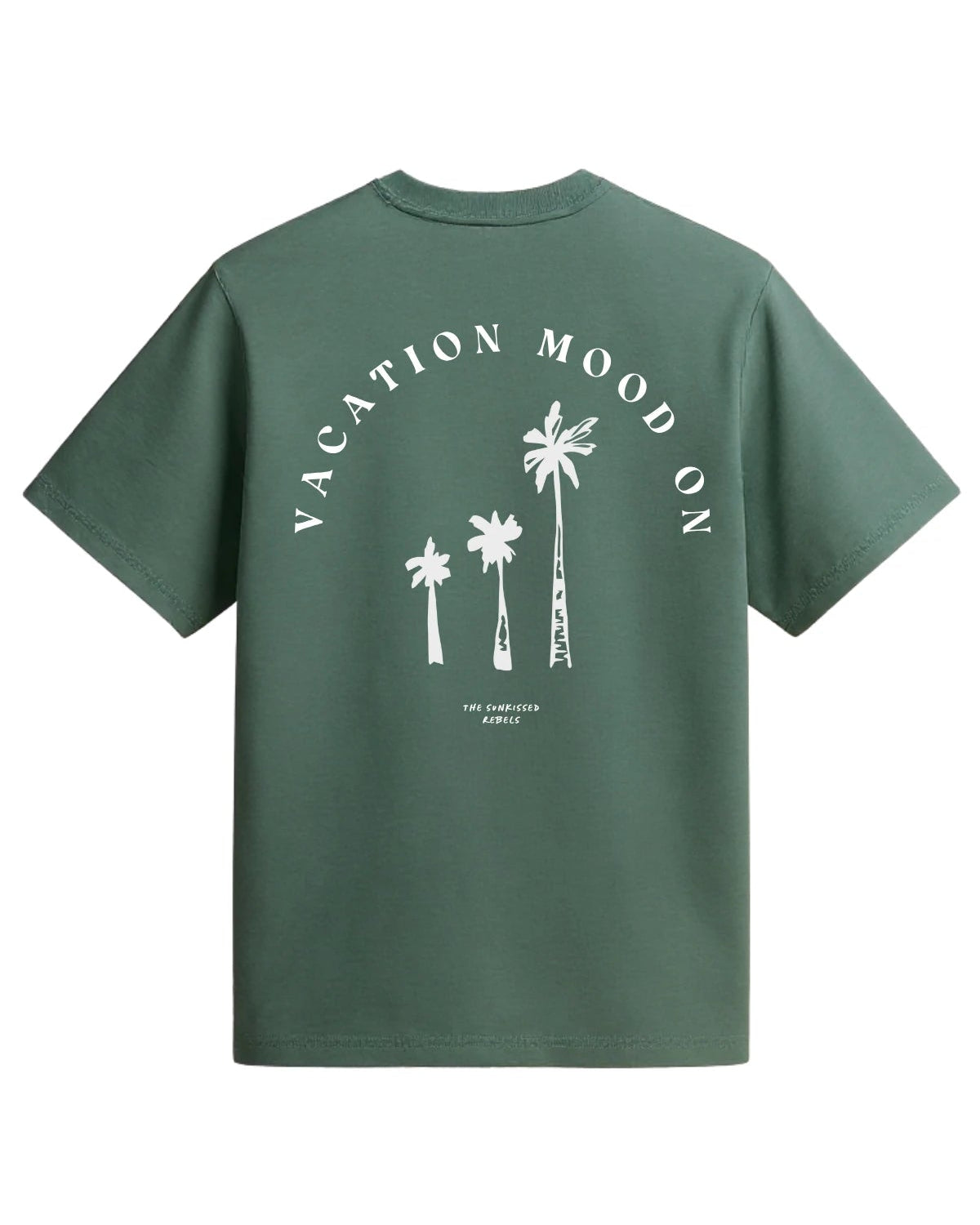 Rückansicht des grünen The Sunkissed Rebels T-Shirts mit weißem Palmenprint und dem Schriftzug „Vacation Mood On“.