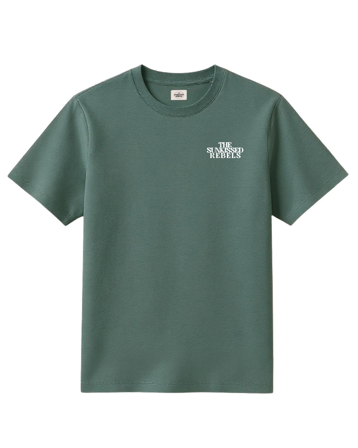 Vorderansicht des grünen The Sunkissed Rebels „Vacation Mood On“ T-Shirts mit kleinem weißen Logo auf der Brust.