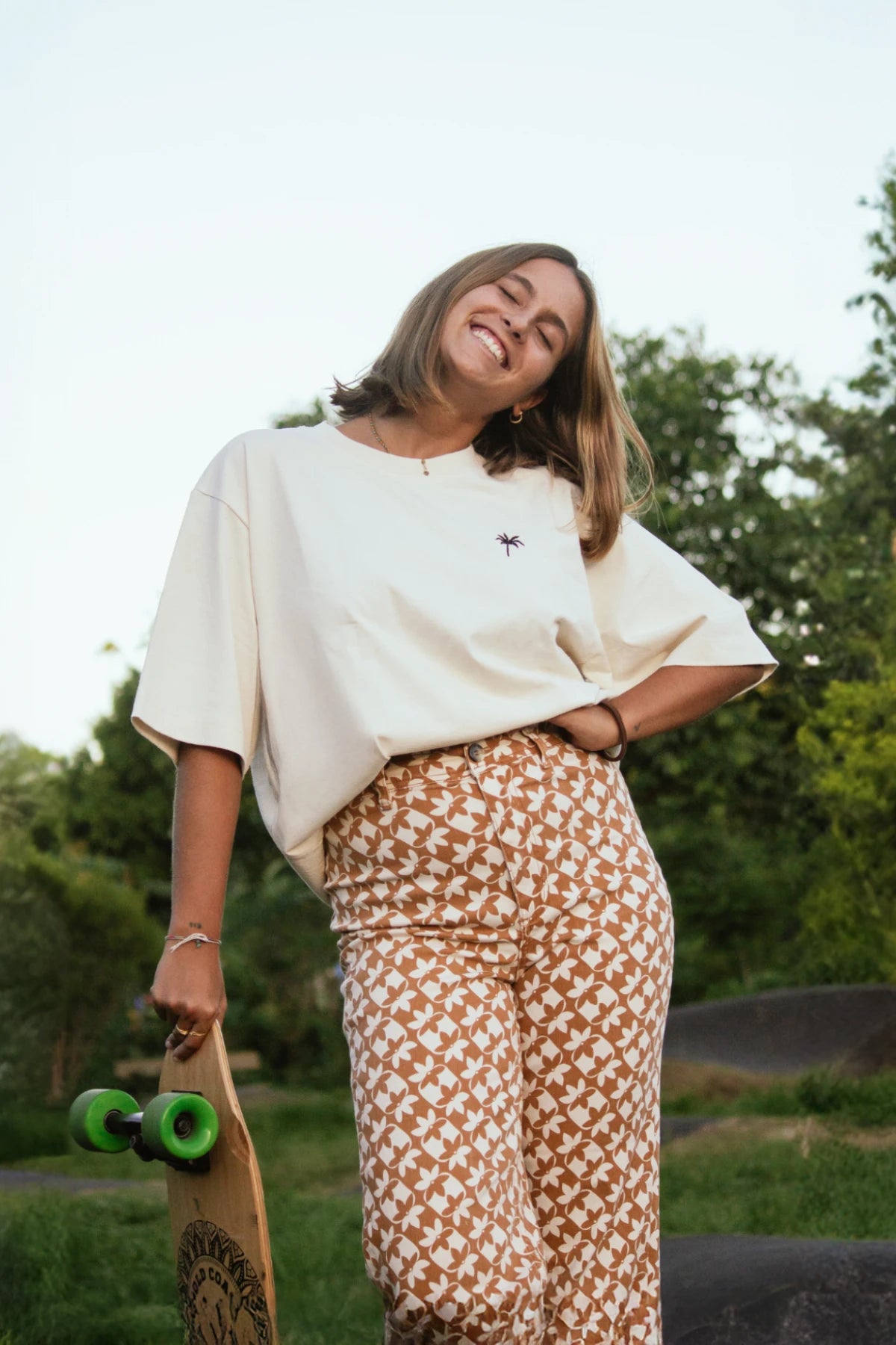 Oversized T-Shirt in Natural Raw mit Palmenstickerei für Damen – The Sunkissed Rebels