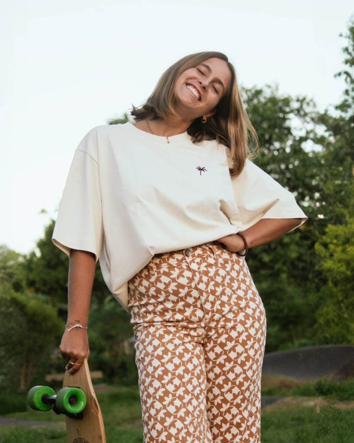 Oversized T-Shirt in Natural Raw mit Palmenstickerei für Damen – The Sunkissed Rebels
