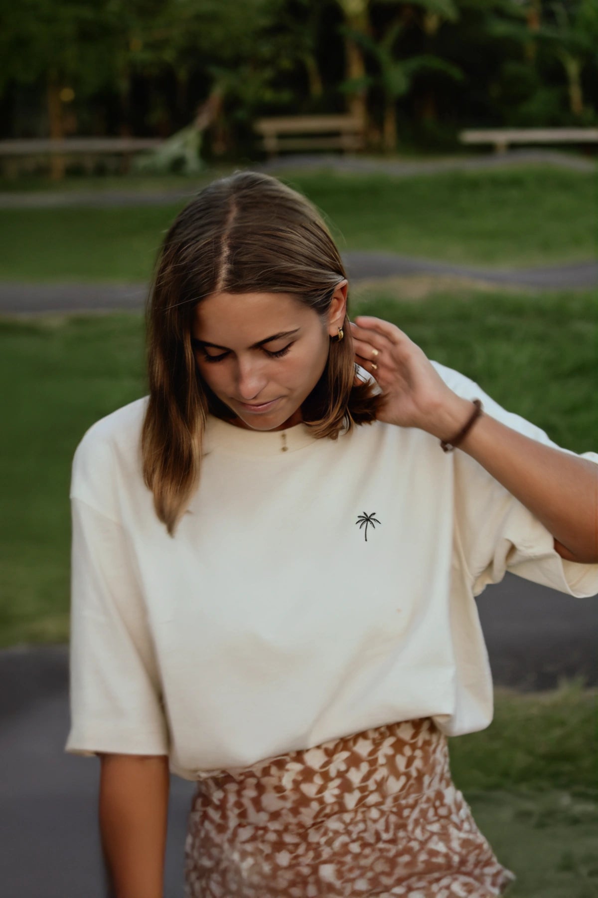 Nahaufnahme Oversized T-Shirt Natural Raw mit schwarzer Palmenstickerei – The Sunkissed Rebels