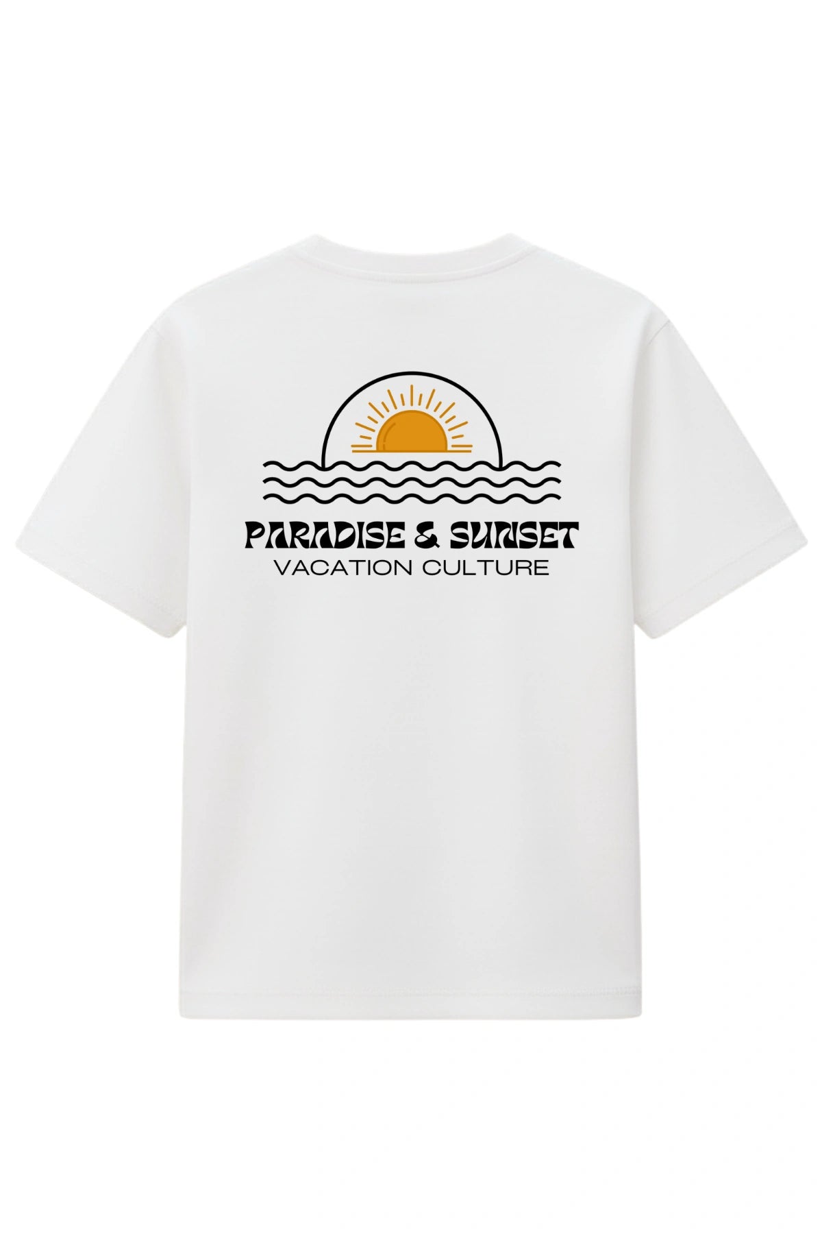 Weißes T-Shirt „Paradise & Sunsets“ von The Sunkissed Rebels mit Sonnenuntergang Backprint – nachhaltige Surf & Beach Streetwear.
