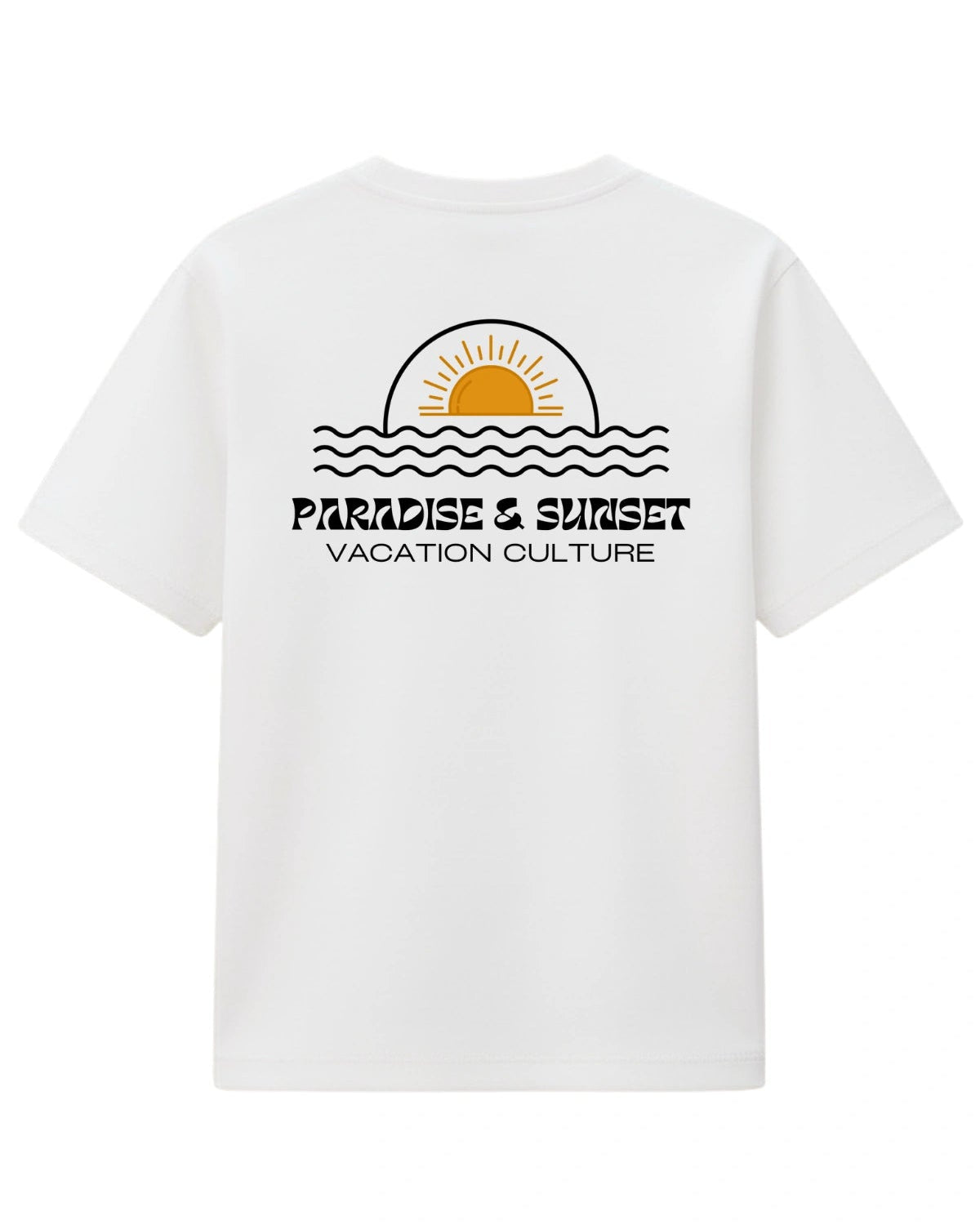 Weißes T-Shirt „Paradise & Sunsets“ von The Sunkissed Rebels mit Sonnenuntergang Backprint – nachhaltige Surf & Beach Streetwear.