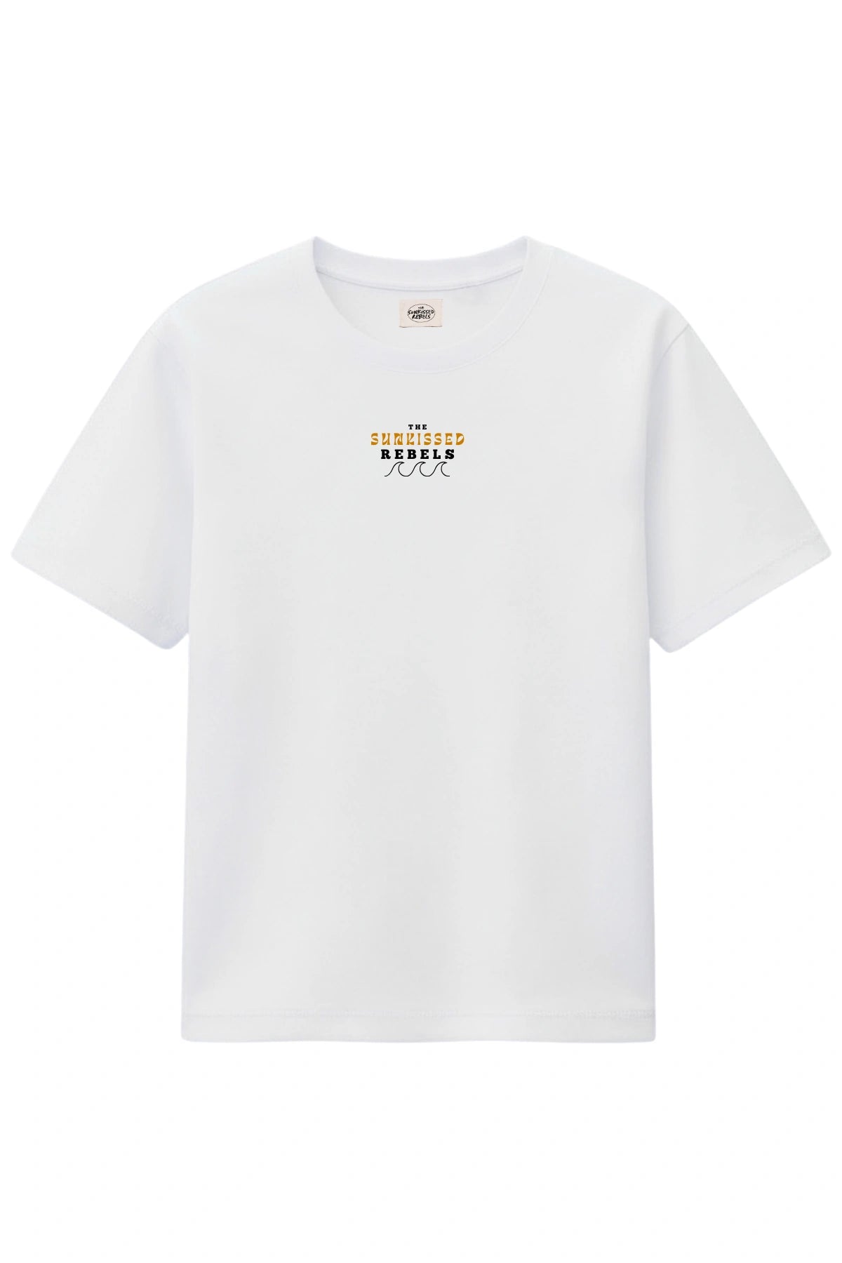 Weißes T-Shirt „Paradise & Sunsets“ von The Sunkissed Rebels mit Frontlogo – nachhaltiges Organic Baumwoll T-Shirt.