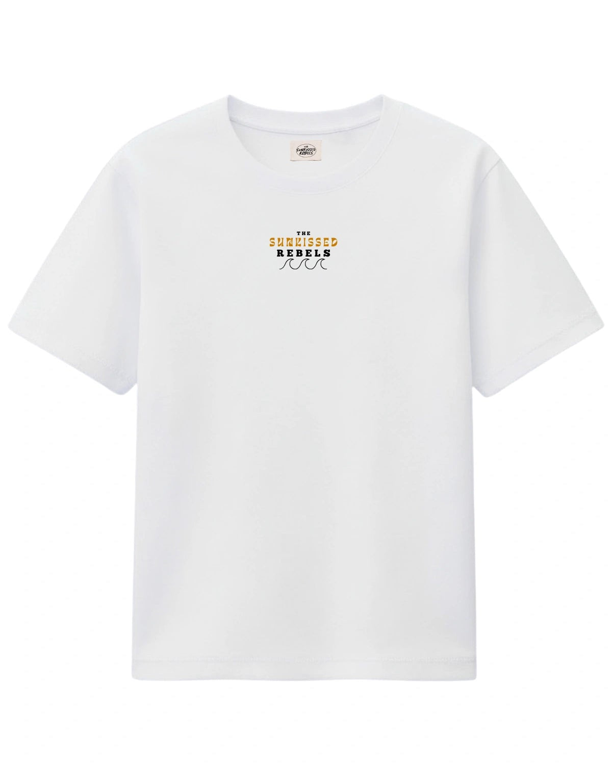 Weißes T-Shirt „Paradise & Sunsets“ von The Sunkissed Rebels mit Frontlogo – nachhaltiges Organic Baumwoll T-Shirt.