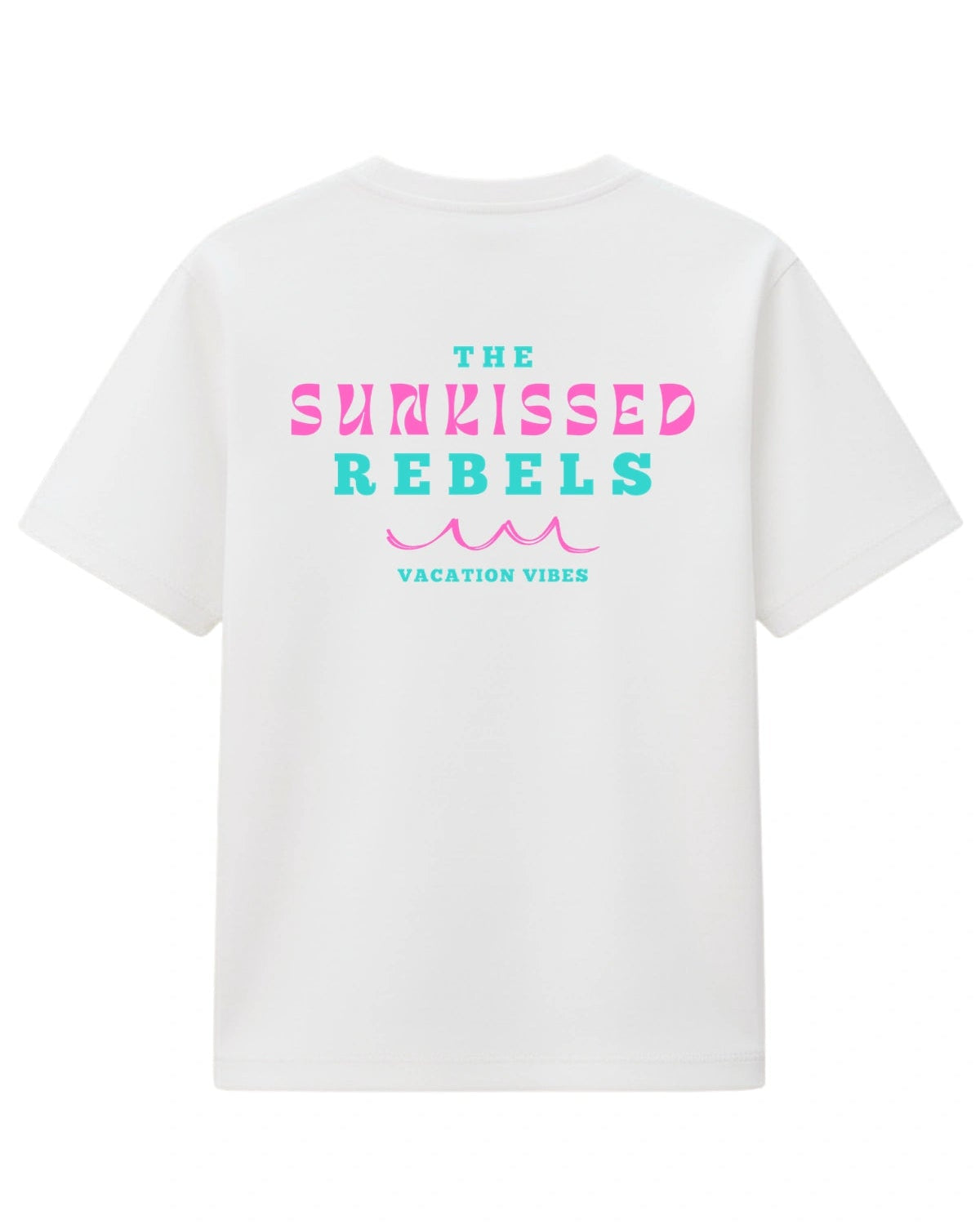 Weißes T-Shirt „Vacation Vibes“ von The Sunkissed Rebels mit farbigem Backprint – nachhaltige Surf & Beach Streetwear.