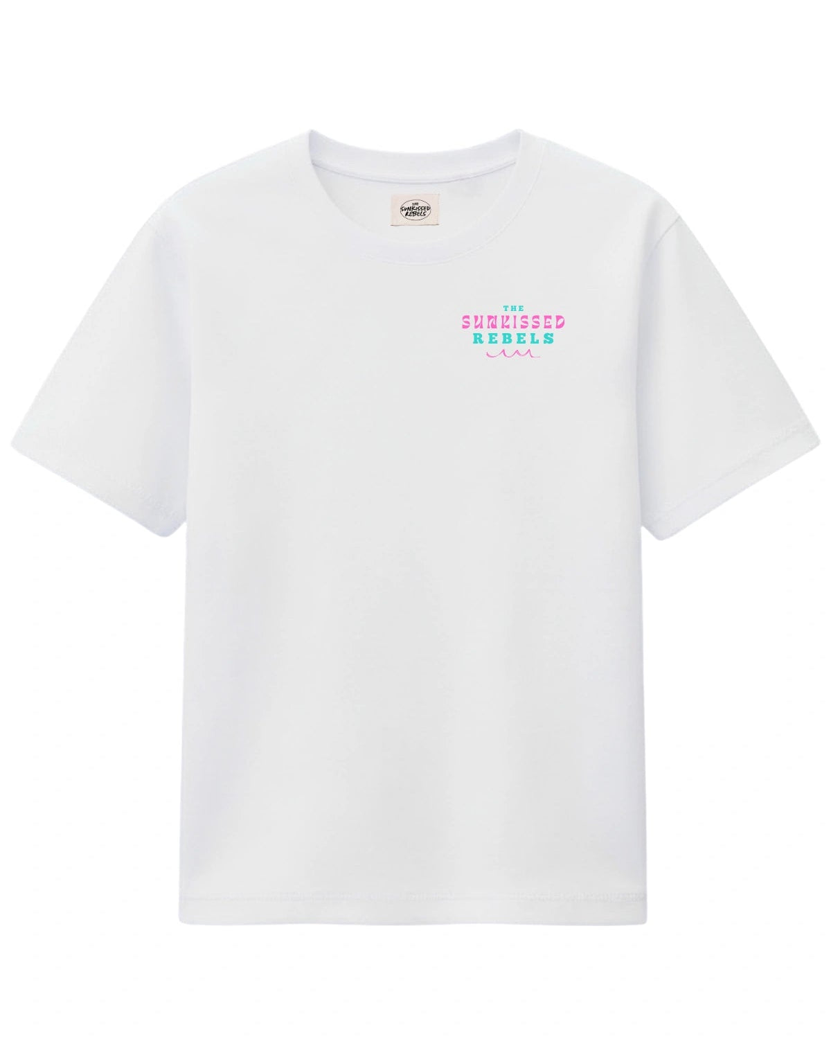 Weißes T-Shirt „Vacation Vibes“ von The Sunkissed Rebels mit kleinem Frontlogo – nachhaltiges Organic Baumwoll T-Shirt.