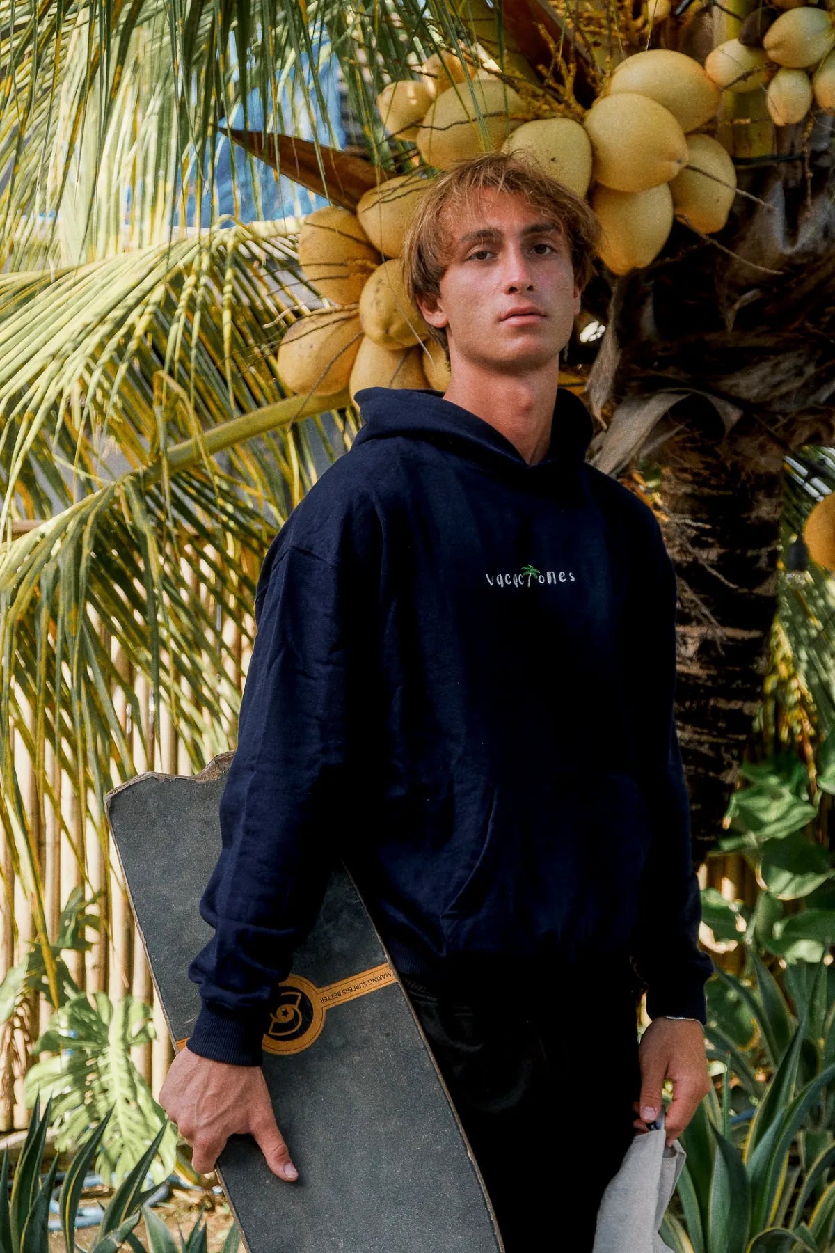 Urbanes Outfit mit dem Vacaciones Hoodie Dark Ocean – stylischer Freizeitlook für Herren.