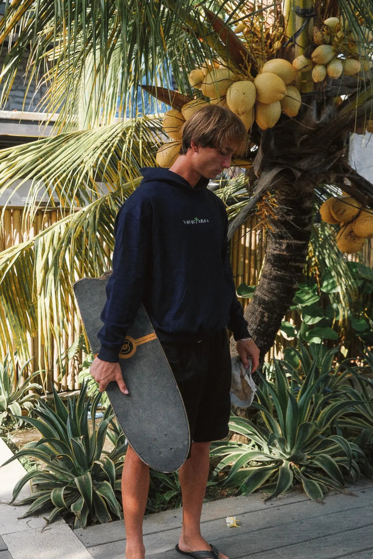 Vacaciones Hoodie Dark Ocean unter Palmen – tropischer Look mit nachhaltigem Streetwear-Style.