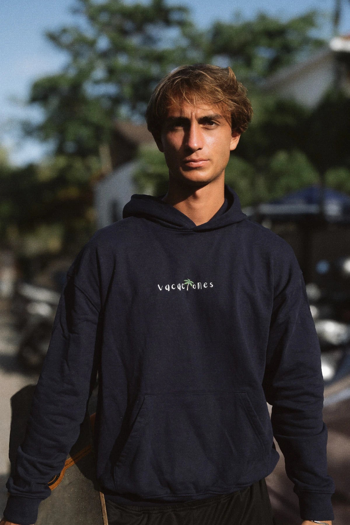 Lifestyle-Foto des Vacaciones Hoodie Dark Ocean – lässige Mode von The Sunkissed Rebels.